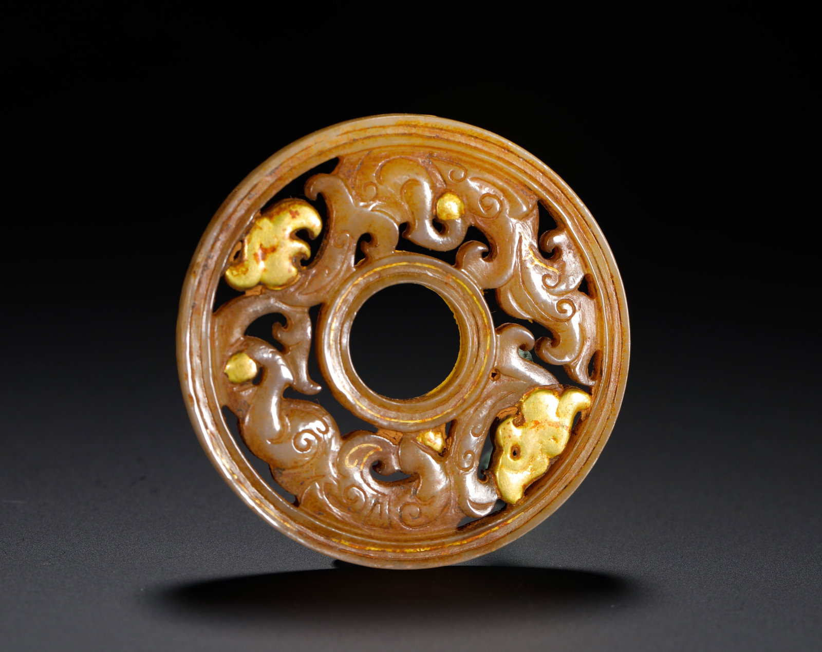 A JADE PENDANT WITH A CHISEL DRAGON INLAID WITH GOLD: A JADE PENDANT WITH A CHISEL DRAGON INLAID WITH GOLD (5.7cm,Weight:30g)