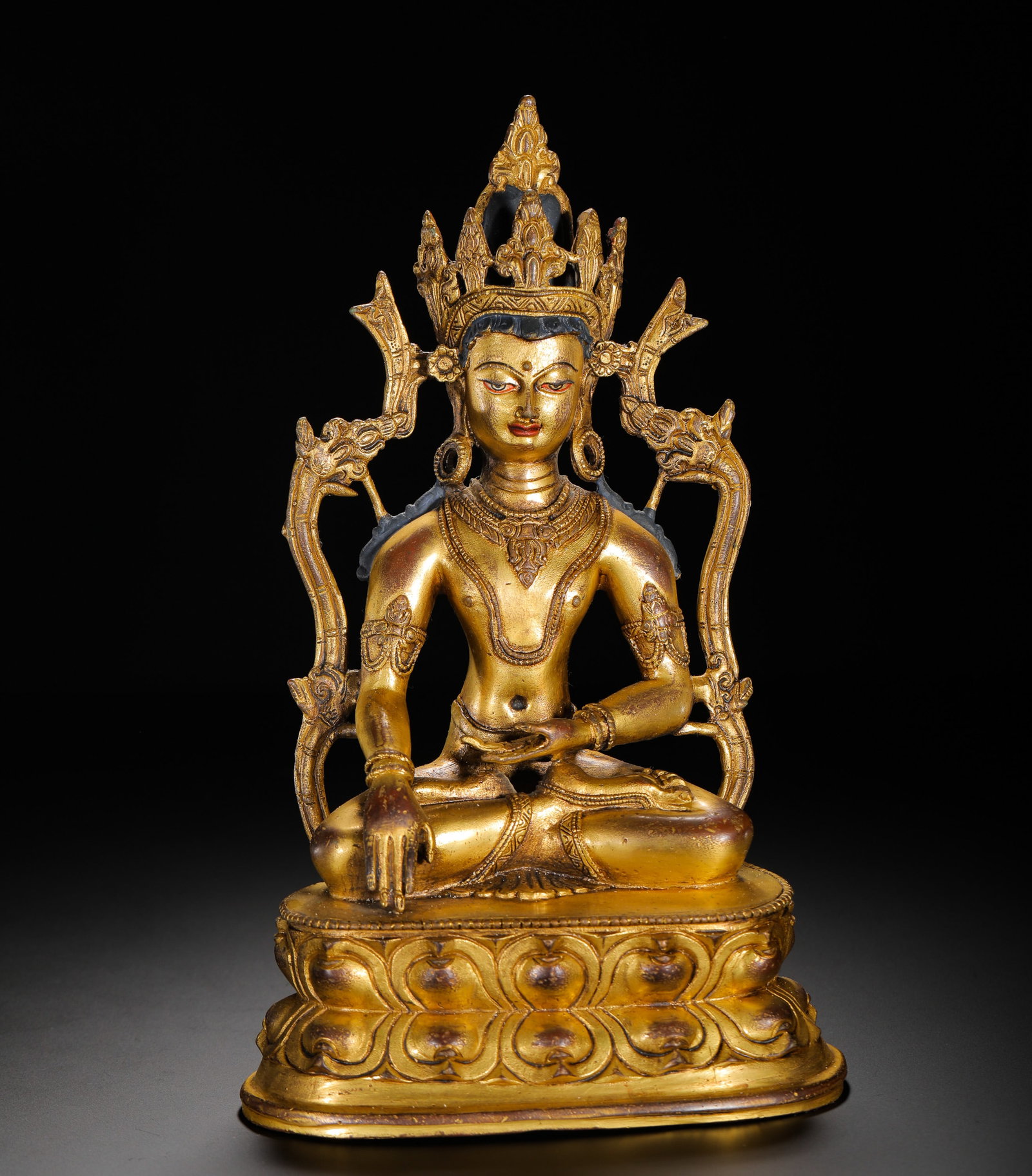 A GILDED BRONZE STATUE OF AMITABHA BUDDHA: A GILDED BRONZE STATUE OF AMITABHA BUDDHA (24.5 x 15cm,Weight:1760g)