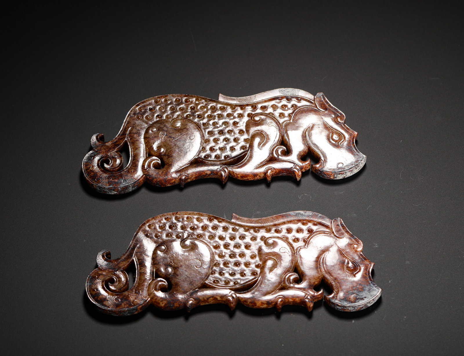 HETIAN JADE AUSPICIOUS BEAST PENDANT: HETIAN JADE AUSPICIOUS BEAST PENDANT (5.5 x 14.5cm,Weight:200g)