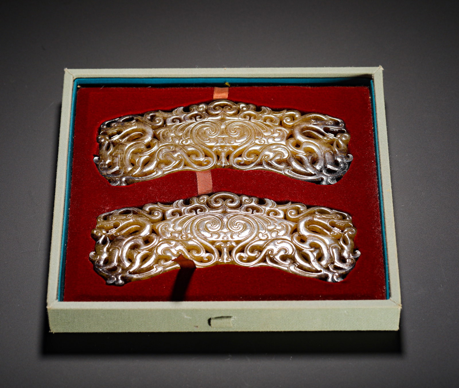 HETIAN JADE DOUBLE DRAGON PENDANTS: HETIAN JADE DOUBLE DRAGON PENDANTS (7 x 15.8cm,Weight:180g)