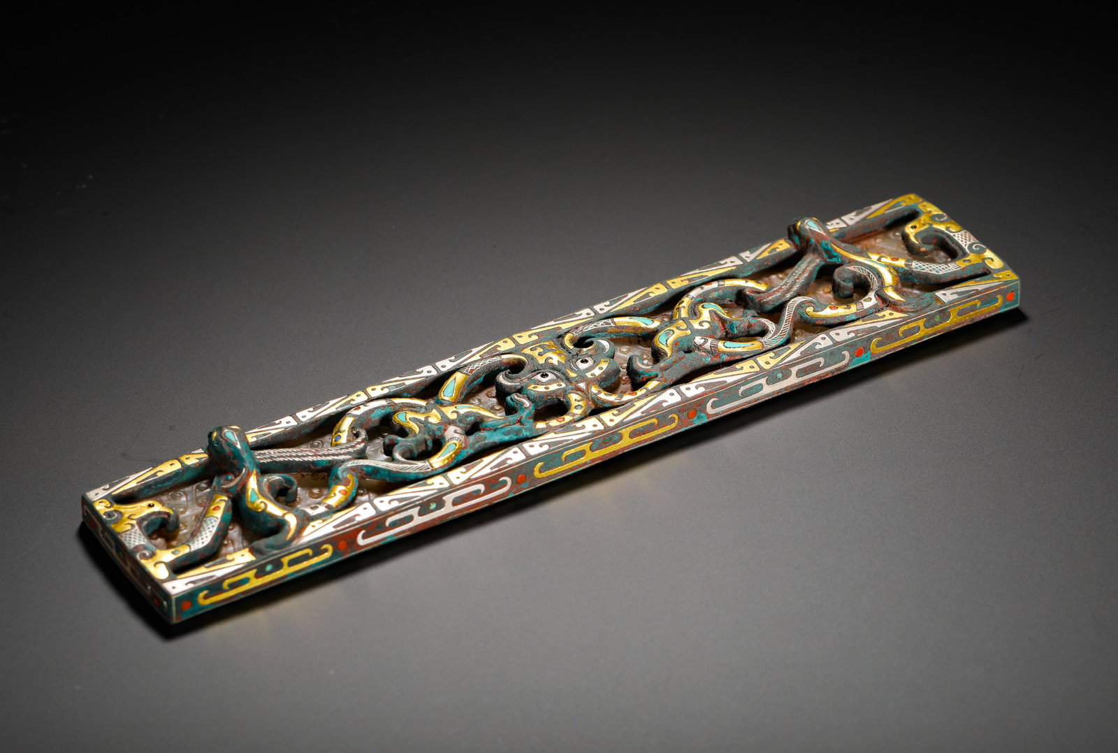 A LONG PLATE OF COPPER INLAID WITH GOLD AND SILVER INLAID WITH JADE AND DRAGON INSCRIPTIONS: A LONG PLATE OF COPPER INLAID WITH GOLD AND SILVER INLAID WITH JADE AND DRAGON INSCRIPTIONS (27 x 5.2cm,Weight:710g)