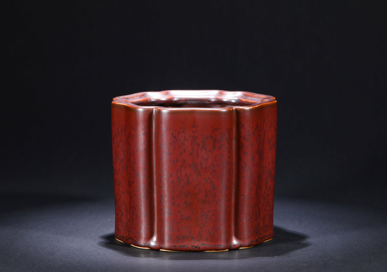 A RED PEN HOLDER: A RED PEN HOLDER (11.5 x 14cm)