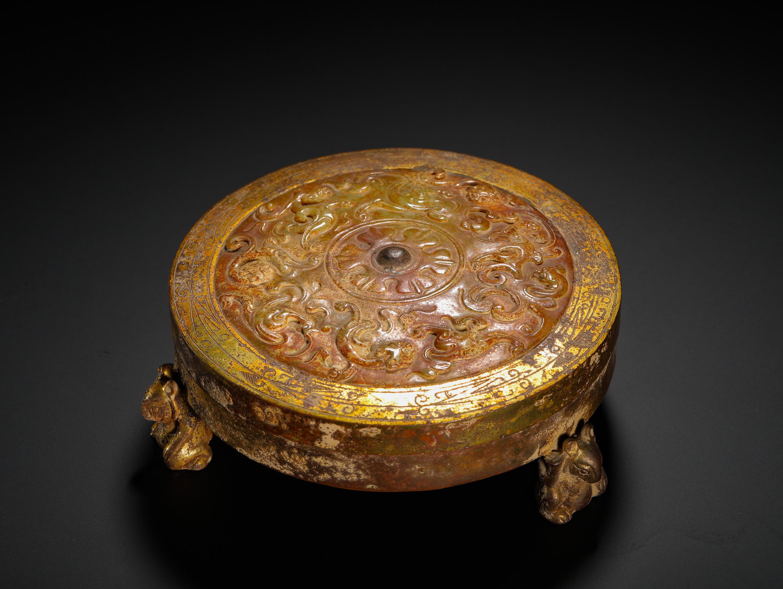 A GILDED BRONZE BOX WITH A ROUND LID FEATURING THREE ANIMAL FEET AND A CHILONG PATTERN: A GILDED BRONZE BOX WITH A ROUND LID FEATURING THREE ANIMAL FEET AND A CHILONG PATTERN (6 x 18cm,Weight:1230g)