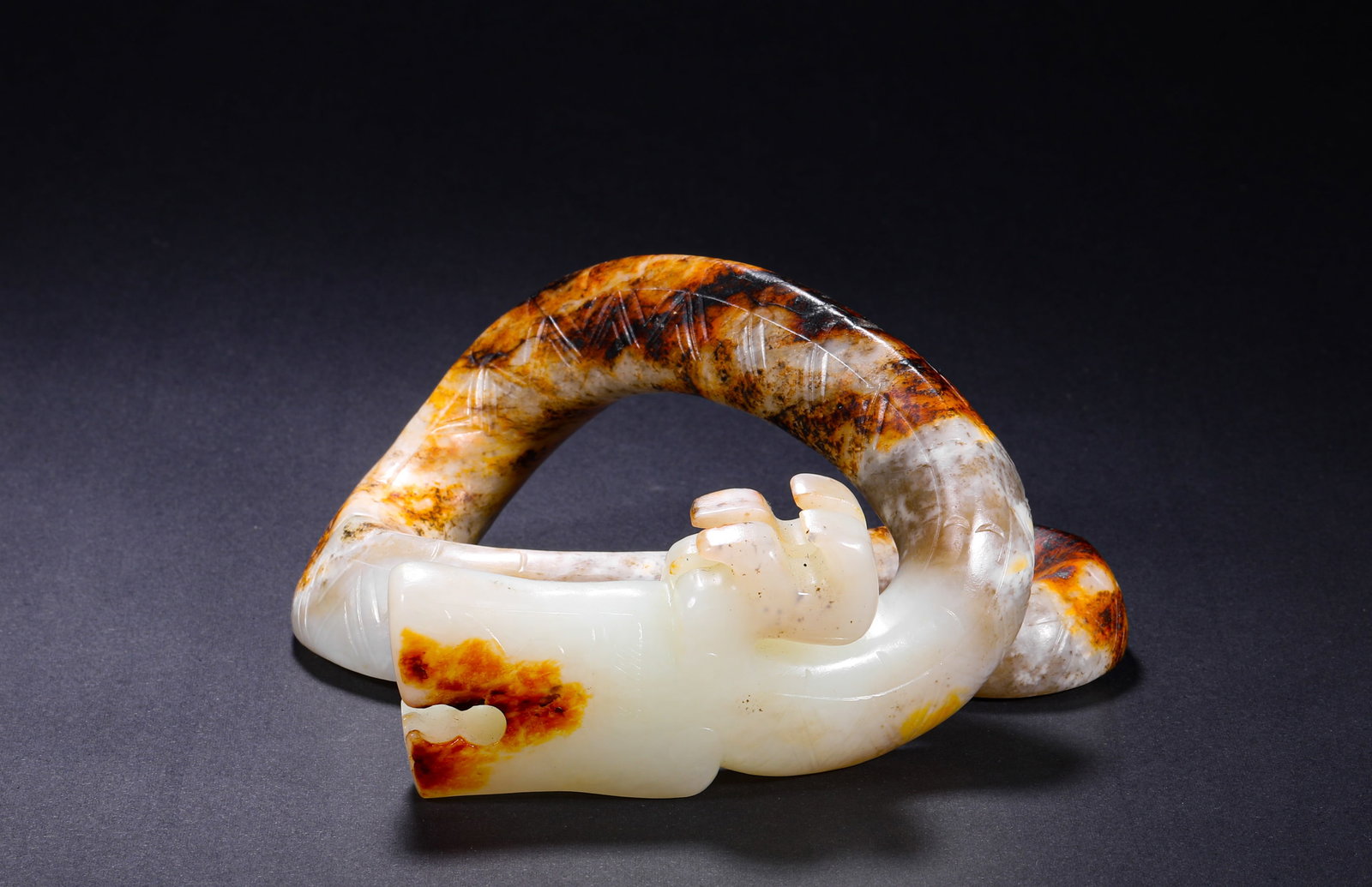 HETIAN WHITE JADE AUSPICIOUS BEAST: HETIAN WHITE JADE AUSPICIOUS BEAST (7 x 15.5cm,Weight:750g)