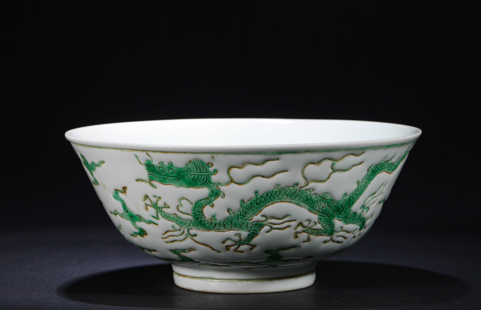 A BOWL WITH A WHITE BACKGROUND AND GREEN COLOR DRAGON PATTERN FROM HONGZHI: A BOWL WITH A WHITE BACKGROUND AND GREEN COLOR DRAGON PATTERN FROM HONGZHI (7 x 16cm)