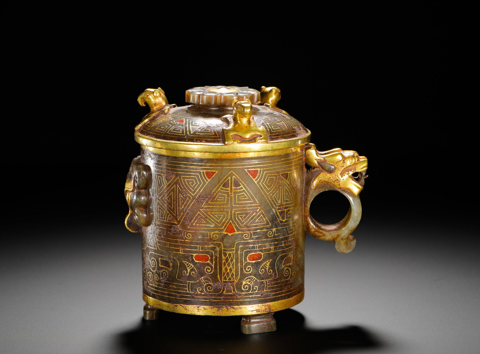 HETIAN JADE GILDED AND INLAID BEAST HEAD COVERED CUP: HETIAN JADE GILDED AND INLAID BEAST HEAD COVERED CUP (13 x 12cm,Weight:520g)