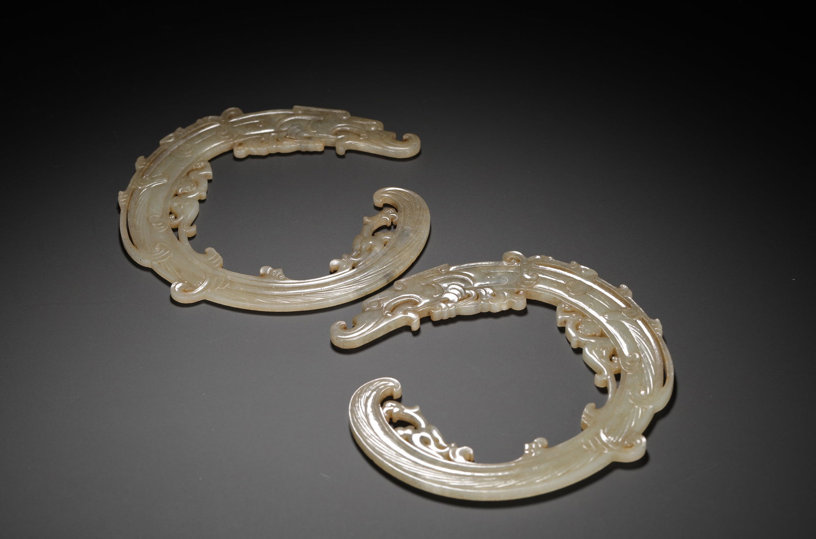 HETIAN WHITE JADE TRANSLUCENT CARVED DRAGON-SHAPED PENDANT: HETIAN WHITE JADE TRANSLUCENT CARVED DRAGON-SHAPED PENDANT (15.5cm,Weight:240g)