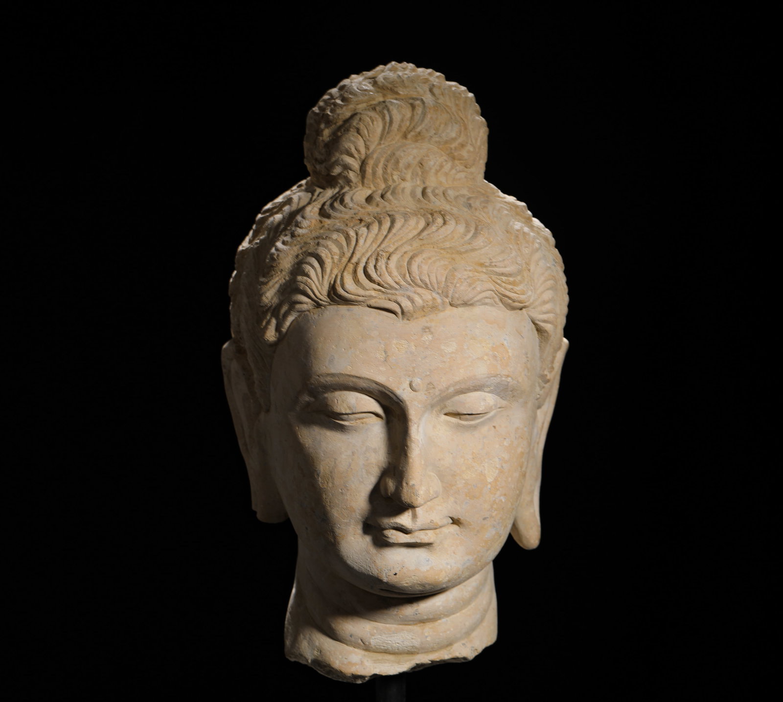 A 3TH-CENTURY STONE-CARVED GANDHARA HEAD: A 3TH-CENTURY STONE-CARVED GANDHARA HEAD (55 x 32 x 18cm,Weight:13610g)
