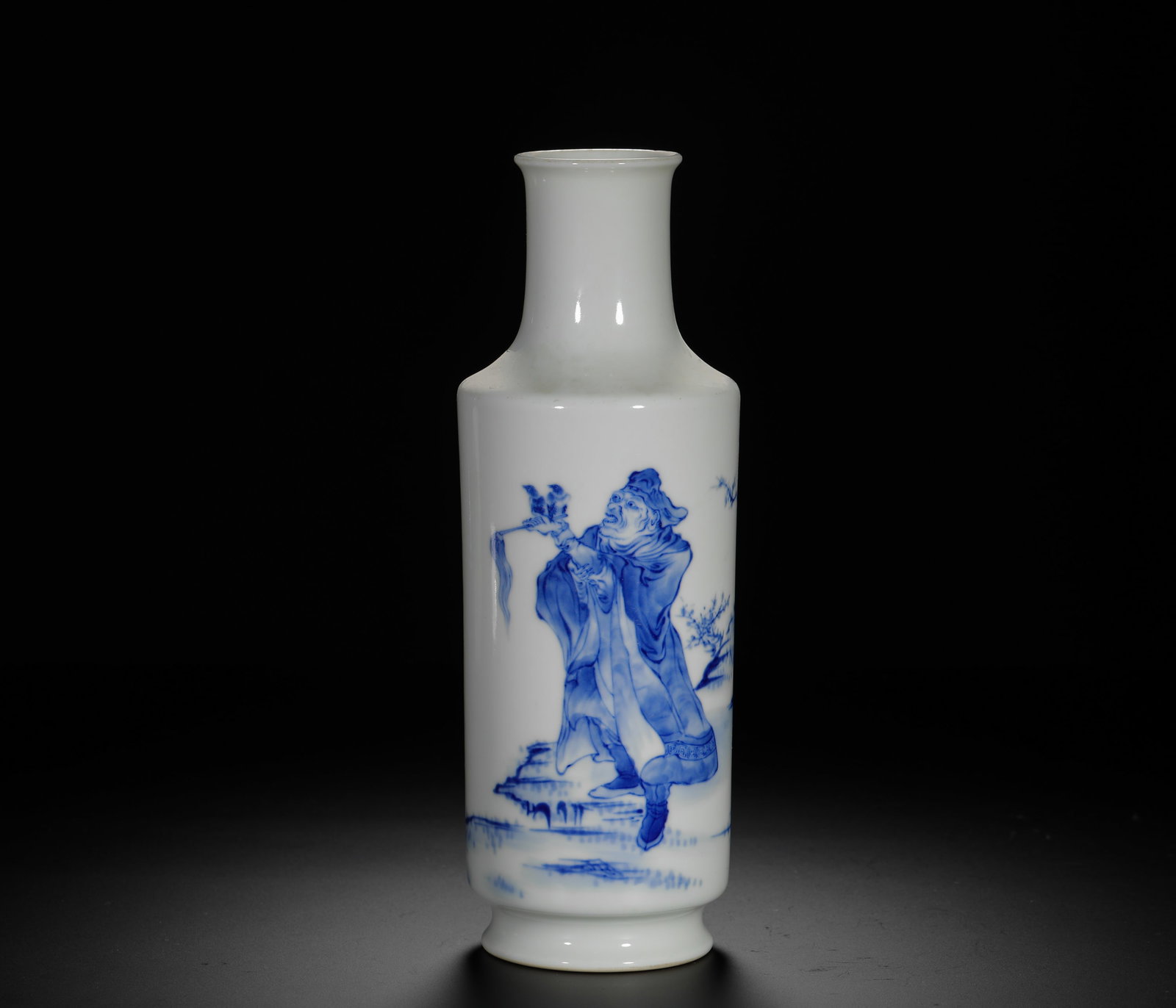BLUE AND WHITE PORCELAIN FIGURE PATTERNED MALLET VASE OF THE REPUBLIC OF CHINA ERA: BLUE AND WHITE PORCELAIN FIGURE PATTERNED MALLET VASE OF THE REPUBLIC OF CHINA ERA (23 x 8.5cm,Weight:520g)