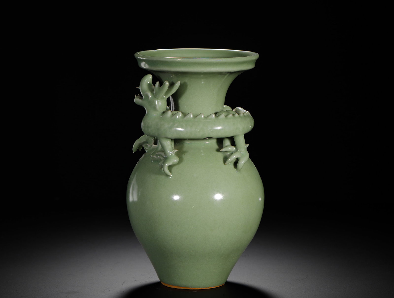LONGQUAN KILN CELADON PILE SCULPTURE DRAGON PATTERN VASE: LONGQUAN KILN CELADON PILE SCULPTURE DRAGON PATTERN VASE (22 x 14cm,Weight:930g)