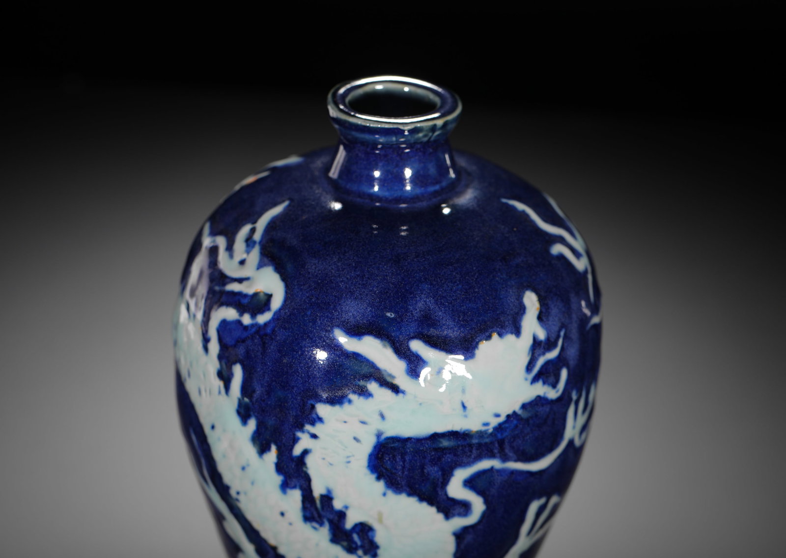 JI BLUE GLAZED WHITE DRAGON-PATTERNED PLUM VASE - 3