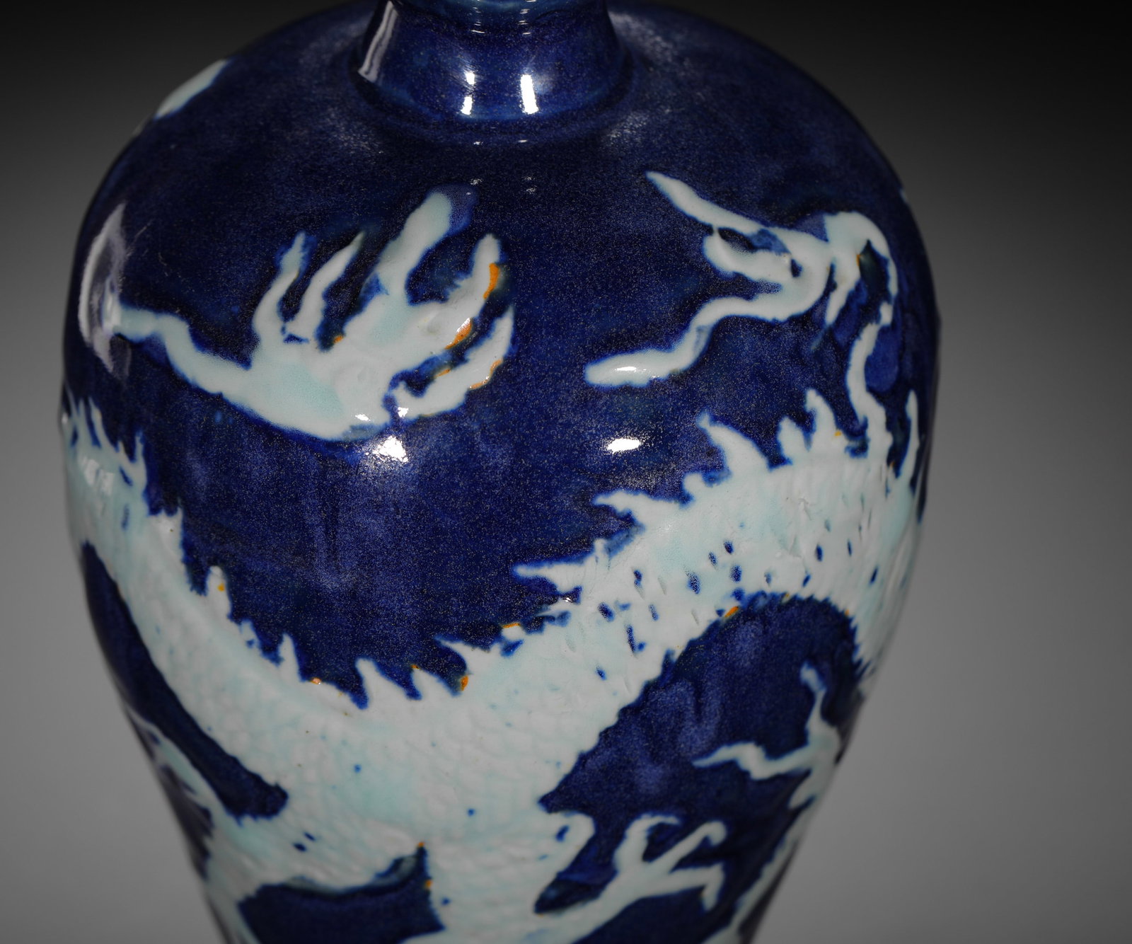 JI BLUE GLAZED WHITE DRAGON-PATTERNED PLUM VASE - 6