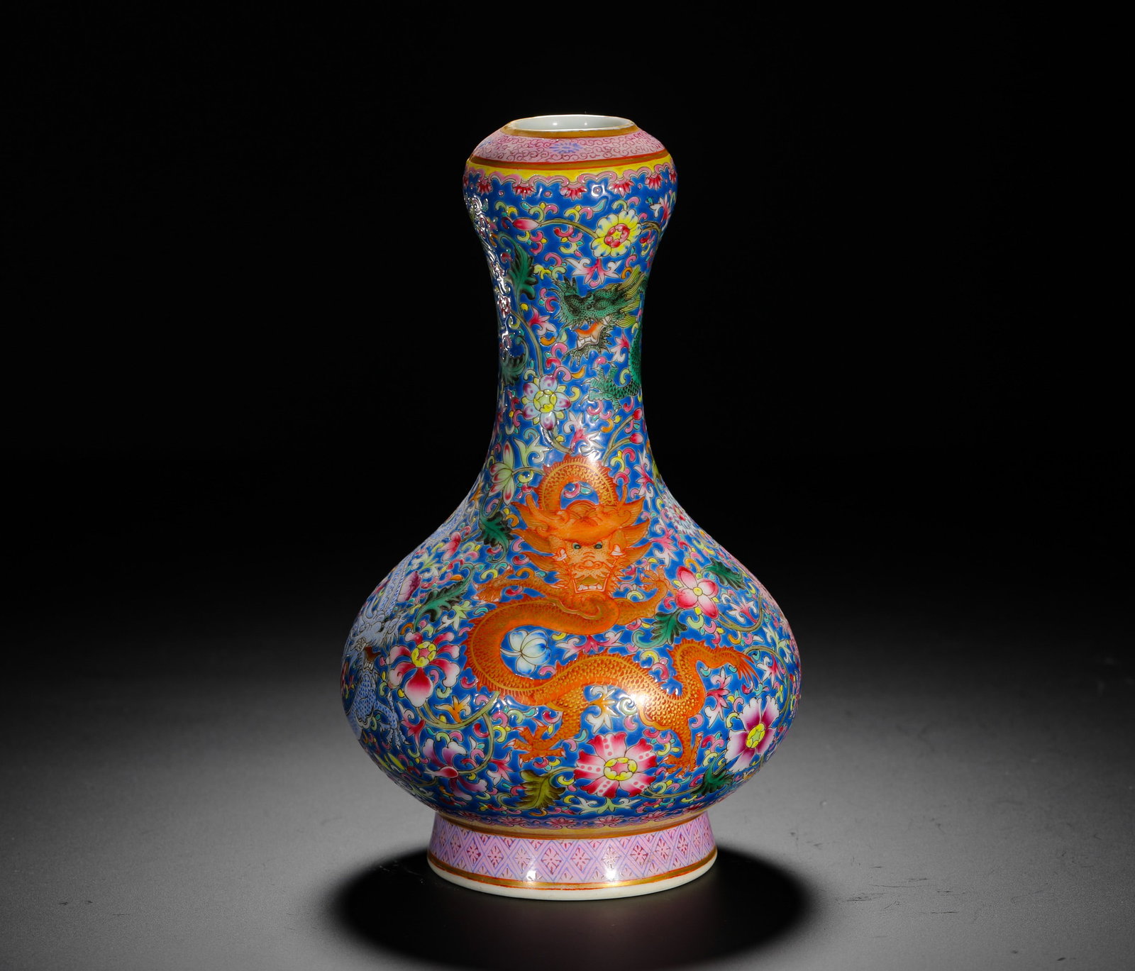BLUE GROUND POLYCHROME DRAGON-THREADED GARLIC-SHAPED VASE: BLUE GROUND POLYCHROME DRAGON-THREADED GARLIC-SHAPED VASE (17 x 12cm,Weight:390g)
