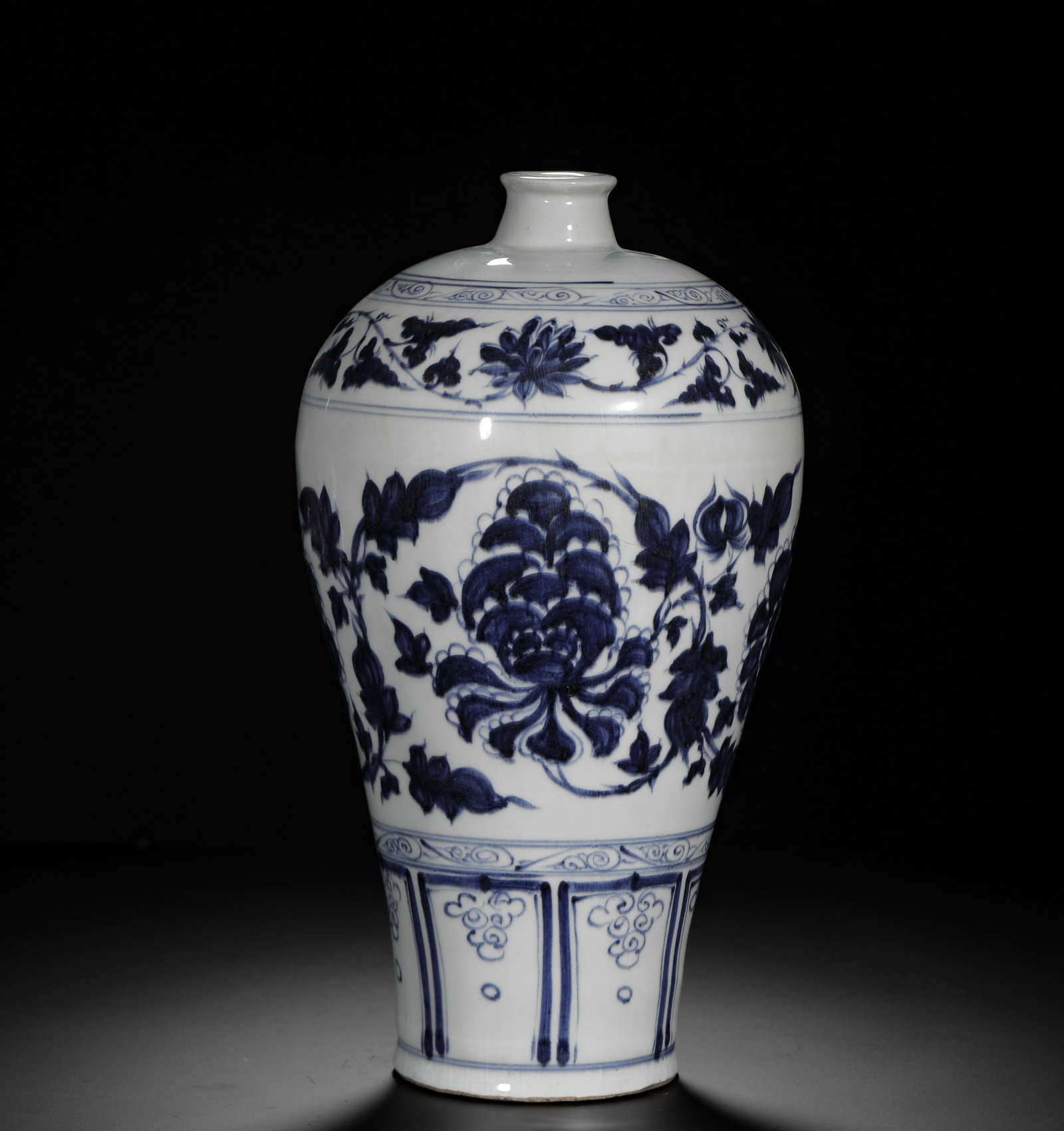 BLUE AND WHITE PLUM VASE WITH ENTWINED PEONY PATTERNS: BLUE AND WHITE PLUM VASE WITH ENTWINED PEONY PATTERNS (36 x 19cm,Weight:2060g)