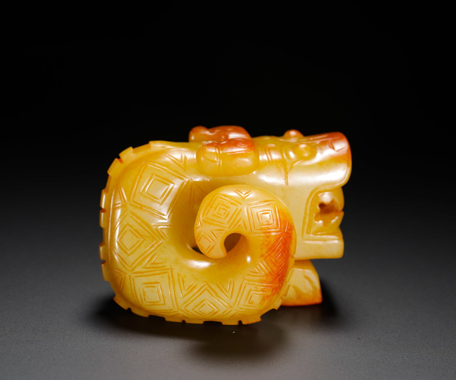 YELLOW JADE COILED DRAGON PENDANT: YELLOW JADE COILED DRAGON PENDANT (4.5 x 6.5cm,Weight:170g)