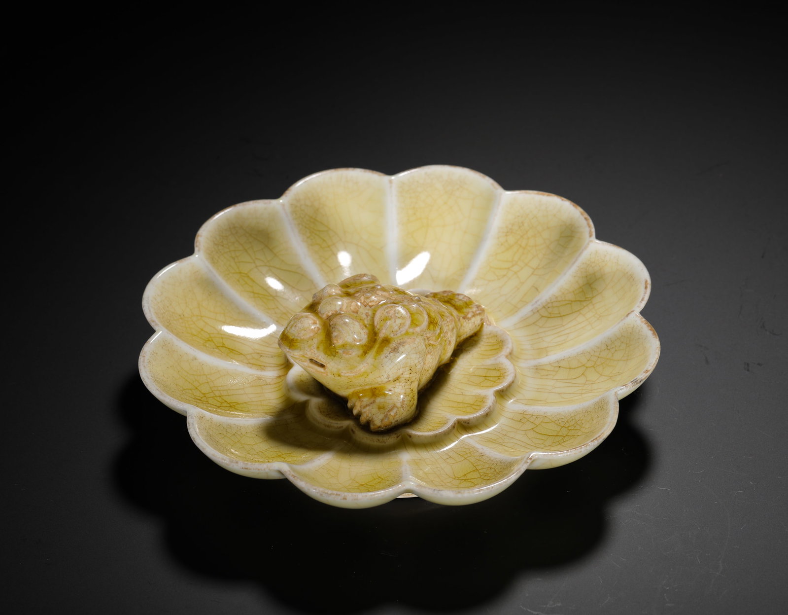 YELLOW GLAZE SPLIT GOLDEN TOAD PATTERN LOTUS PEN LICK: YELLOW GLAZE SPLIT GOLDEN TOAD PATTERN LOTUS PEN LICK (5 x 19cm,Weight:490g)