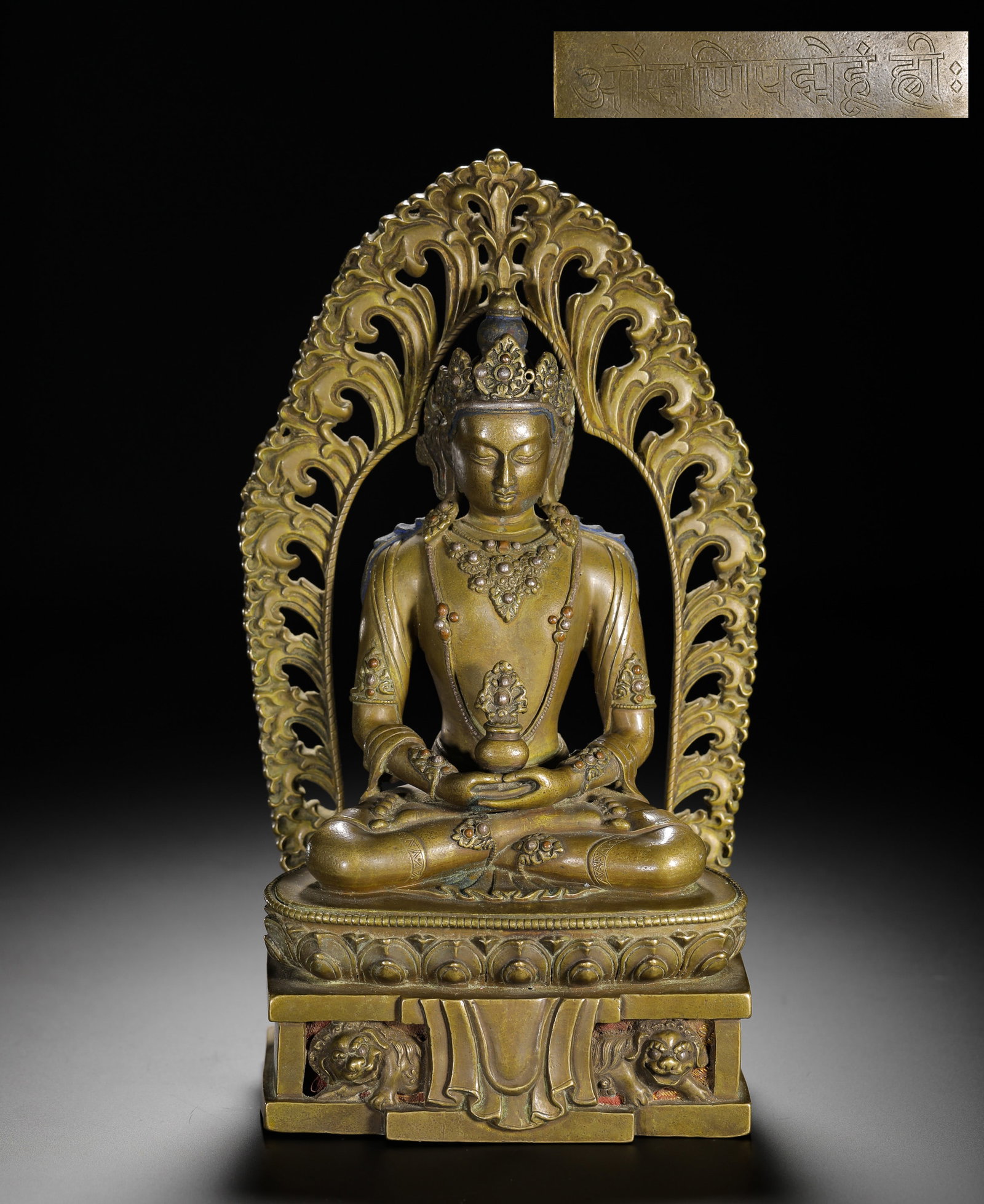 A SEATED STATUE OF THE BUDDHA OF INFINITE LIFE MADE OF COPPER ALLOY: A SEATED STATUE OF THE BUDDHA OF INFINITE LIFE MADE OF COPPER ALLOY (23 x 11.3cm,Weight:1590g)