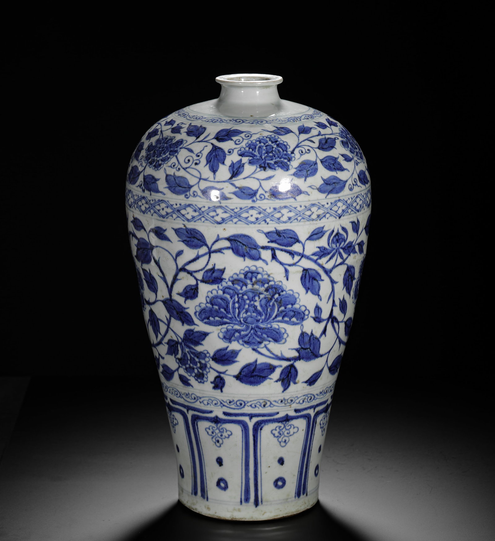 BLUE AND WHITE PLUM VASE WITH ENTWINED PEONY PATTERNS: BLUE AND WHITE PLUM VASE WITH ENTWINED PEONY PATTERNS (42 x 23cm,Weight:3870g)