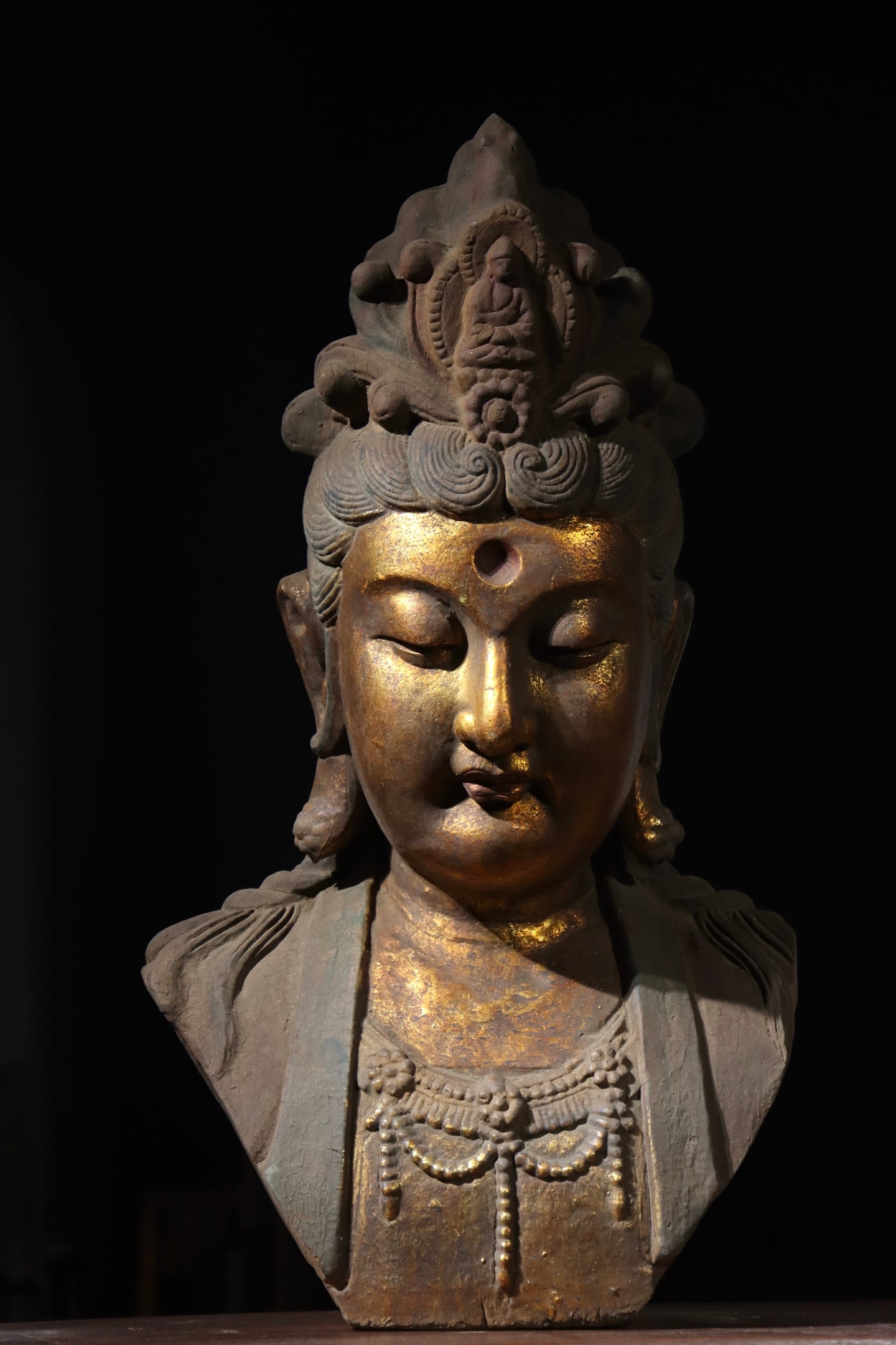 WOODBLOCK GILDED GUANYIN HEAD: WOODBLOCK GILDED GUANYIN HEAD (77cm)