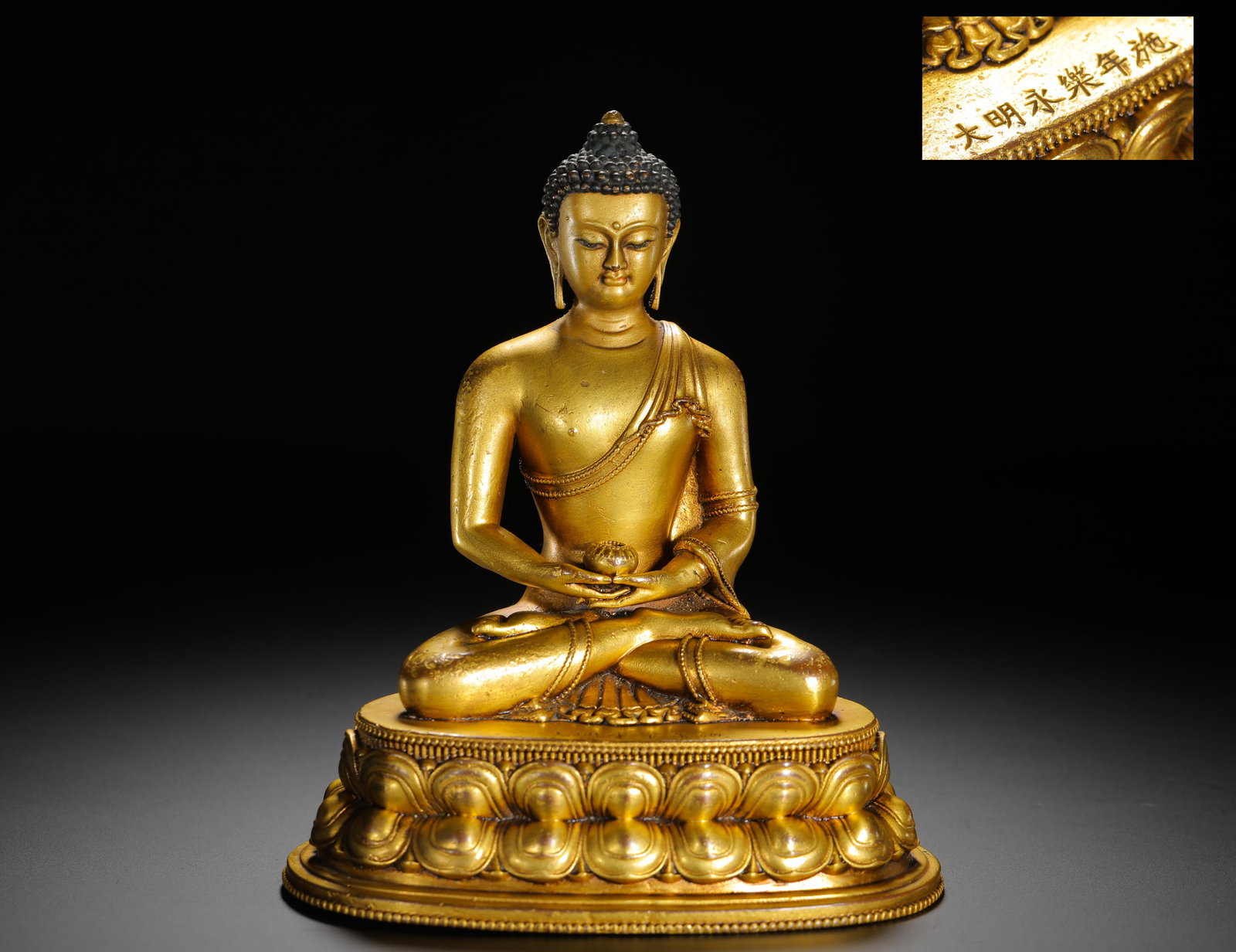 A GILDED BRONZE SITTING STATUE OF AMITABHA BUDDHA: A GILDED BRONZE SITTING STATUE OF AMITABHA BUDDHA (15.5 x 13.5cm,Weight:780g)