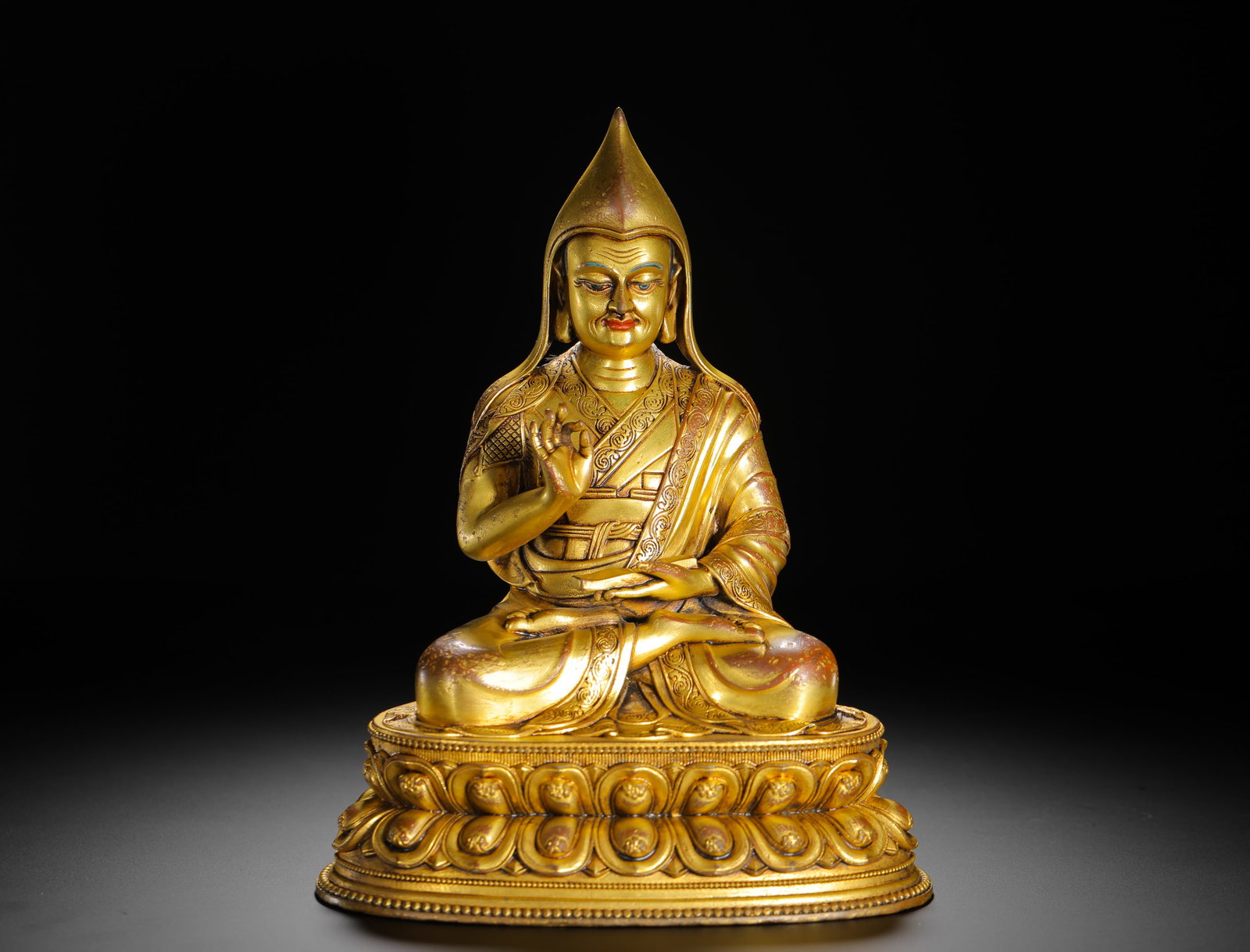 A GILDED BRONZE SITTING STATUE OF AMITABHA BUDDHA: A GILDED BRONZE SITTING STATUE OF AMITABHA BUDDHA (22 x 16cm,Weight:1600g)