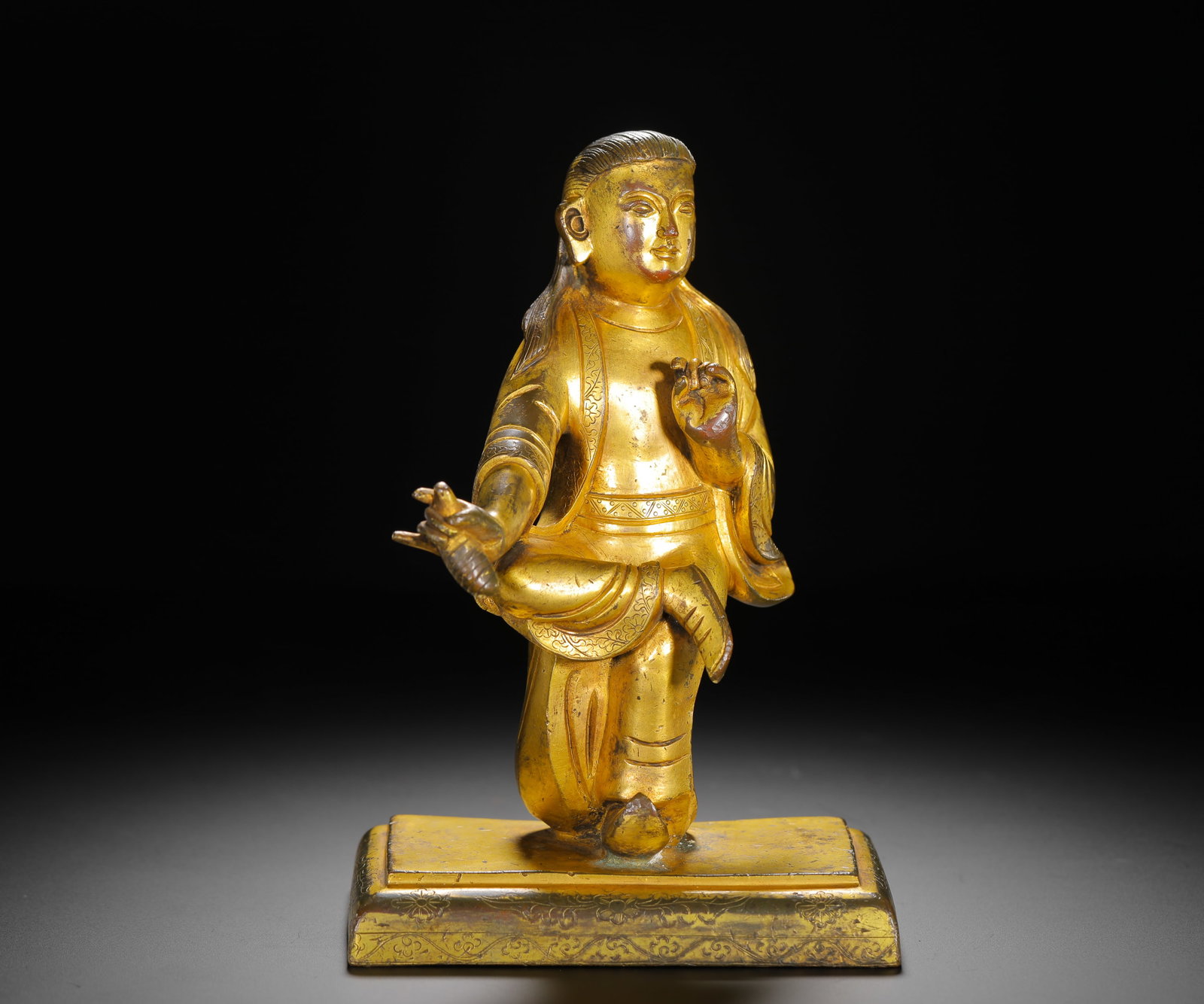 A GILDED BRONZE STATUE OF THE HEAVENLY ATTENDANT BODHISATTVA: A GILDED BRONZE STATUE OF THE HEAVENLY ATTENDANT BODHISATTVA (20 x 12.5cm,Weight:1570g)