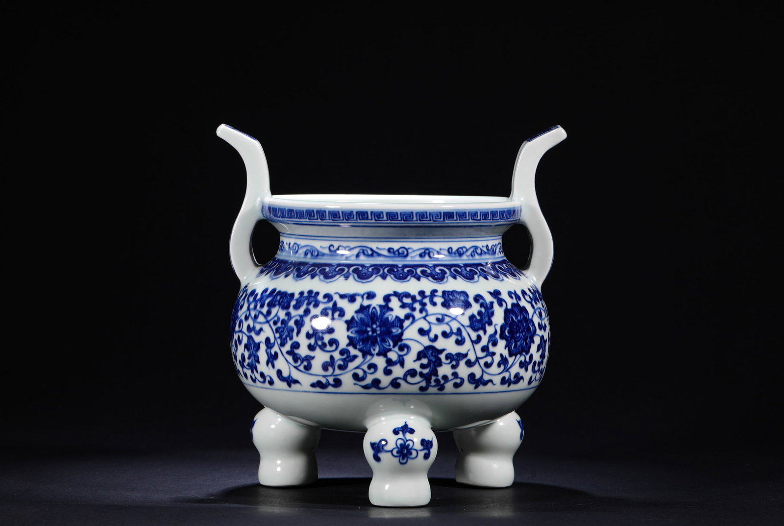 BLUE AND WHITE LOTUS THREE-LEGGED INCENSE BURNER: BLUE AND WHITE LOTUS THREE-LEGGED INCENSE BURNER (17.5 x 16.5cm)
