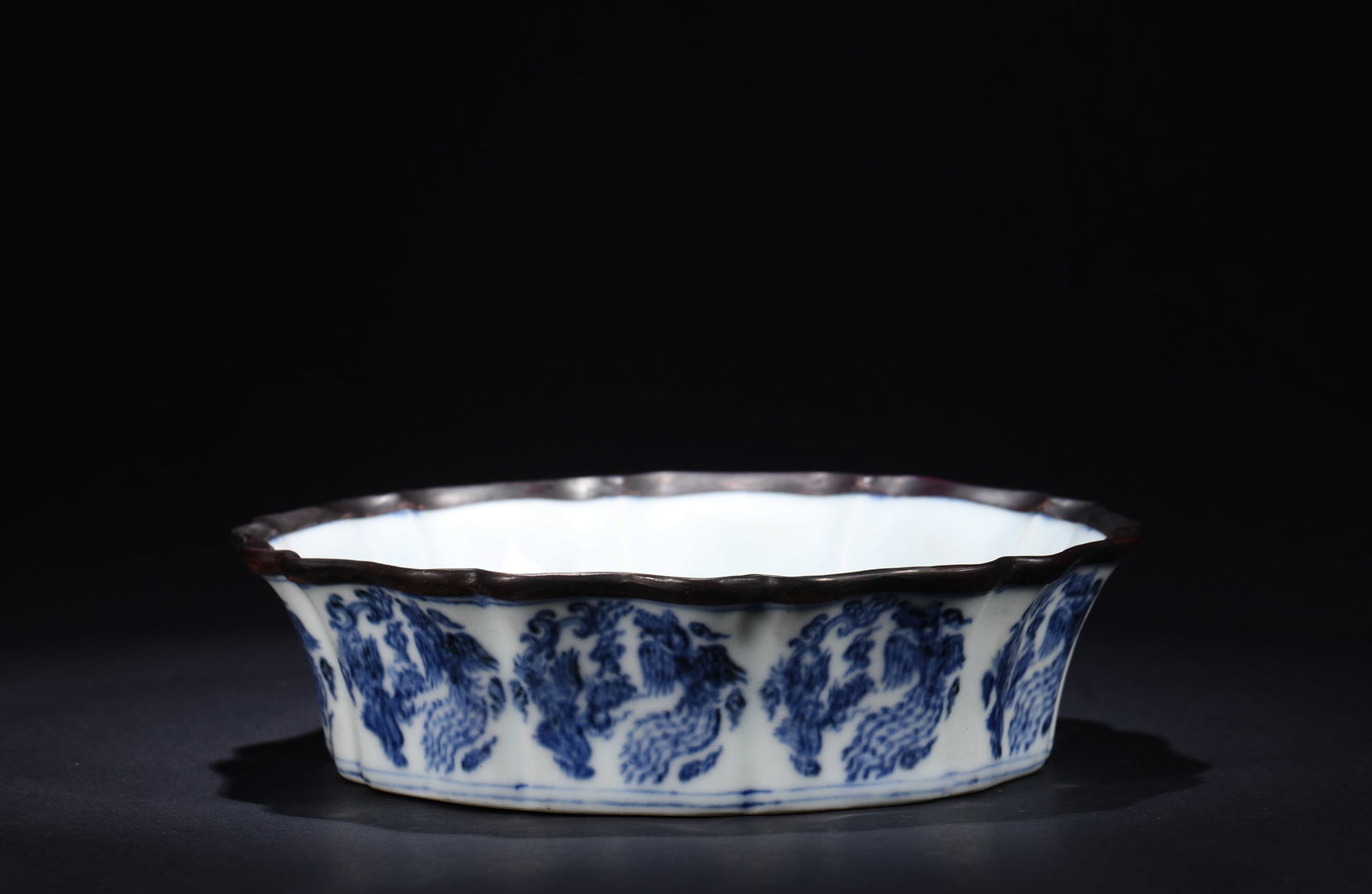 BLUE AND WHITE PHOENIX PATTERN FLOWER-MOUTHED WASHBASIN: BLUE AND WHITE PHOENIX PATTERN FLOWER-MOUTHED WASHBASIN (7.5 x 17.3cm)