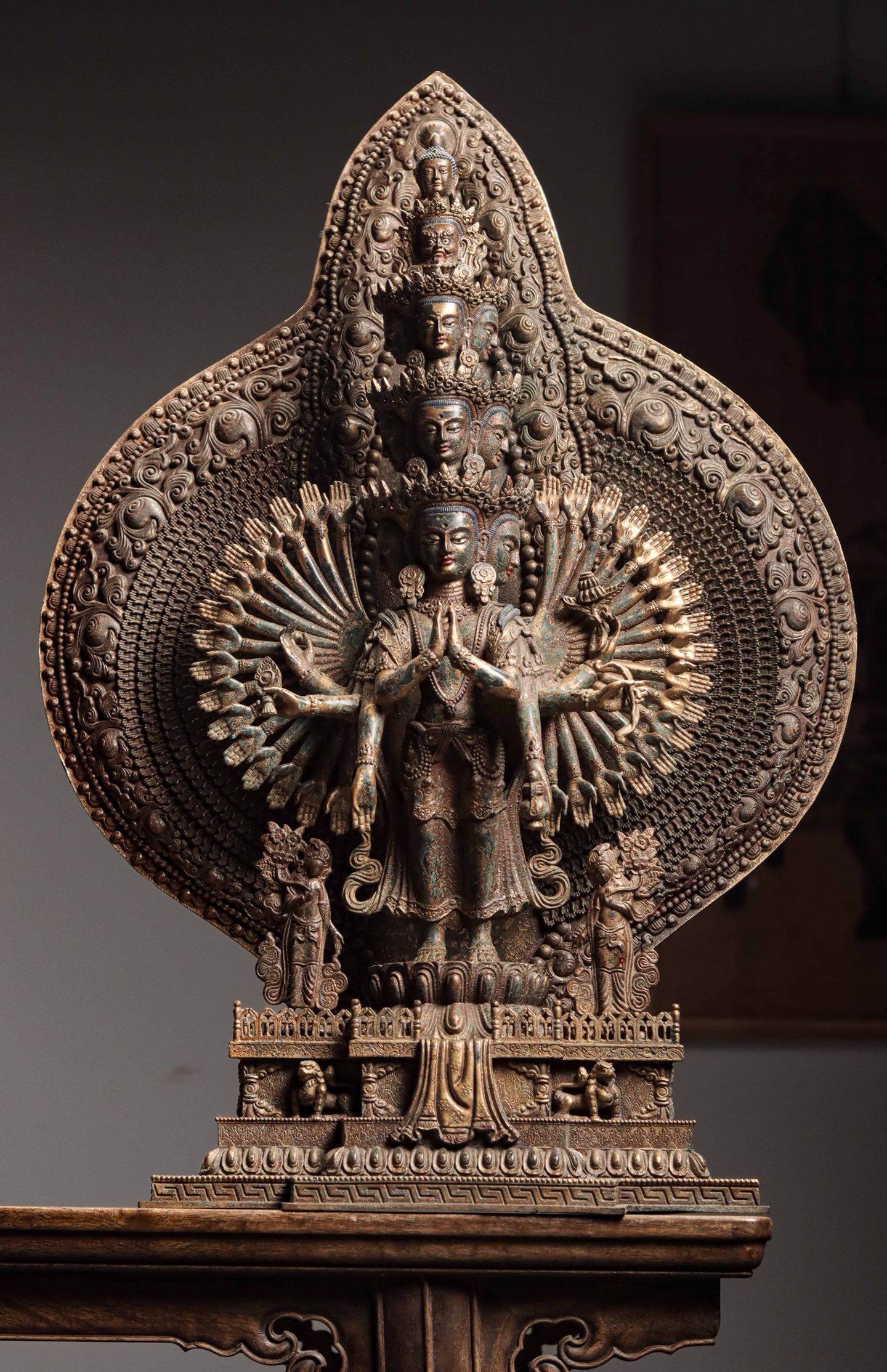 A GILDED BRONZE STATUE OF GUANYIN WITH A THOUSAND HANDS AND A THOUSAND EYES: A GILDED BRONZE STATUE OF GUANYIN WITH A THOUSAND HANDS AND A THOUSAND EYES (68 x 47 x 17cm,Weight:11900g)