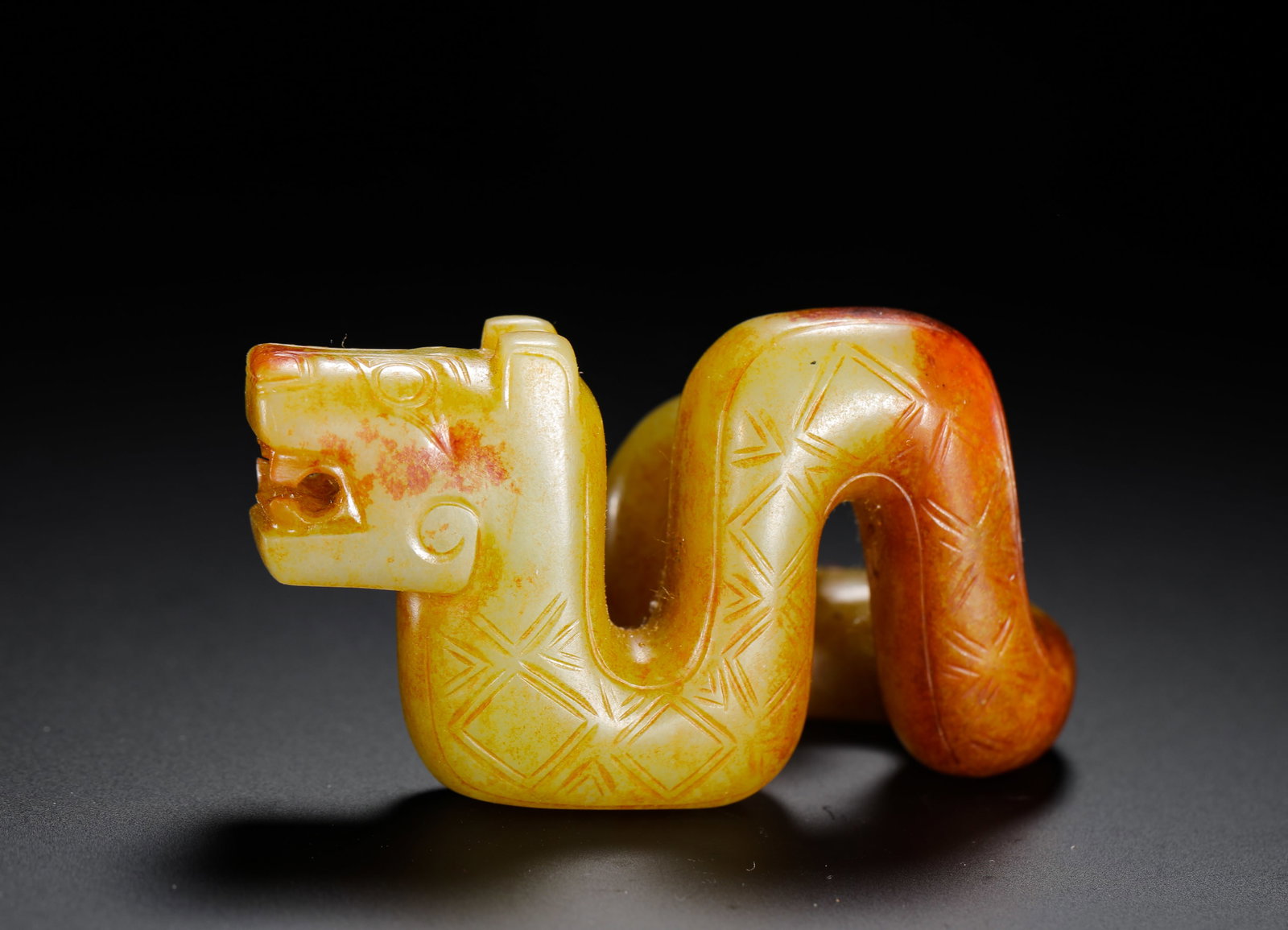 STYLE HETIAN YELLOW JADE S-SHAPED DRAGON PENDANT: STYLE HETIAN YELLOW JADE S-SHAPED DRAGON PENDANT (4 x 7.5cm,Weight:70g)