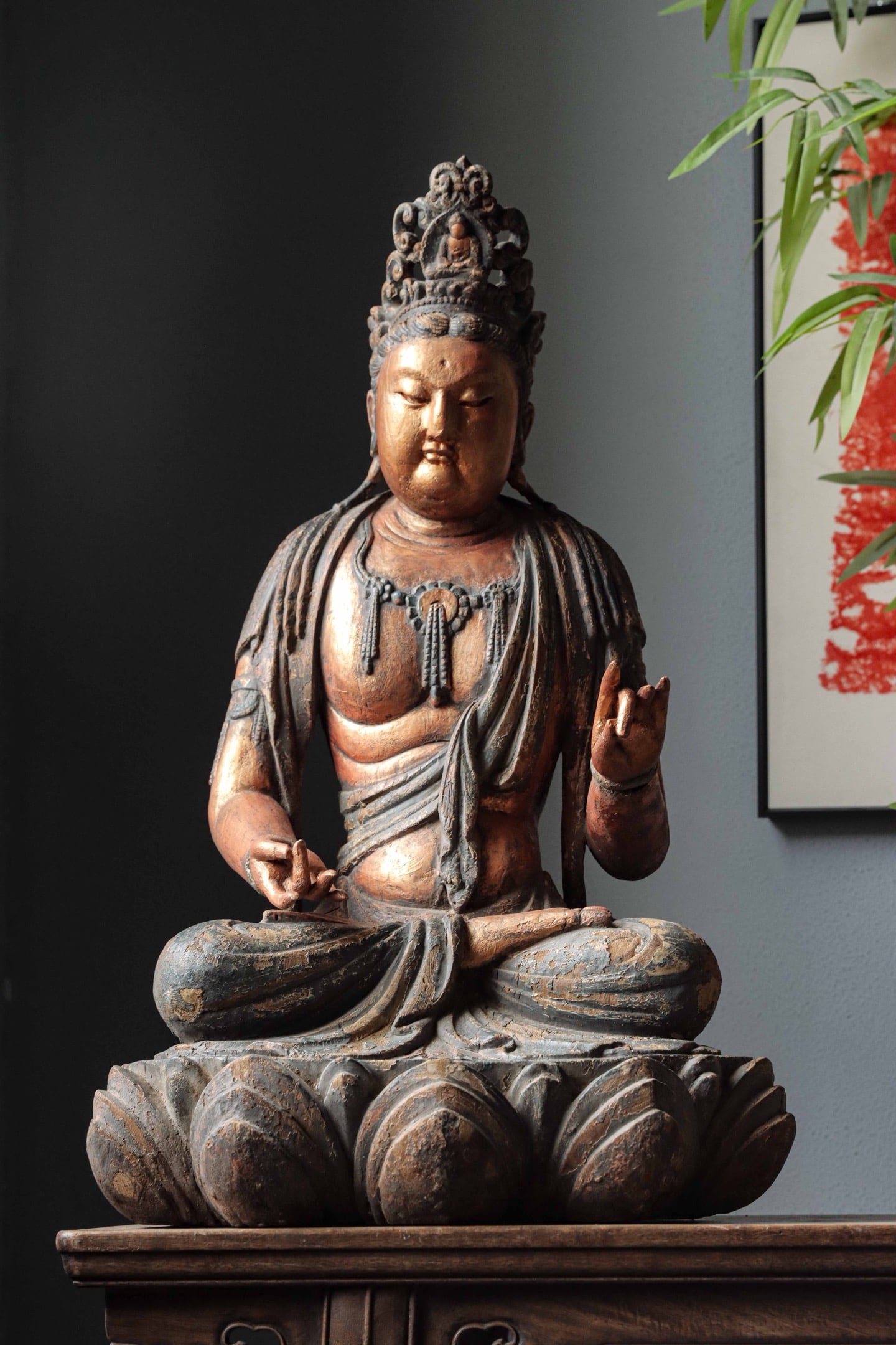 A GILDED SEATED STATUE OF GUANYIN BODHISATTVA CARVED FROM WOOD: A GILDED SEATED STATUE OF GUANYIN BODHISATTVA CARVED FROM WOOD (66 x 41 x 33cm)