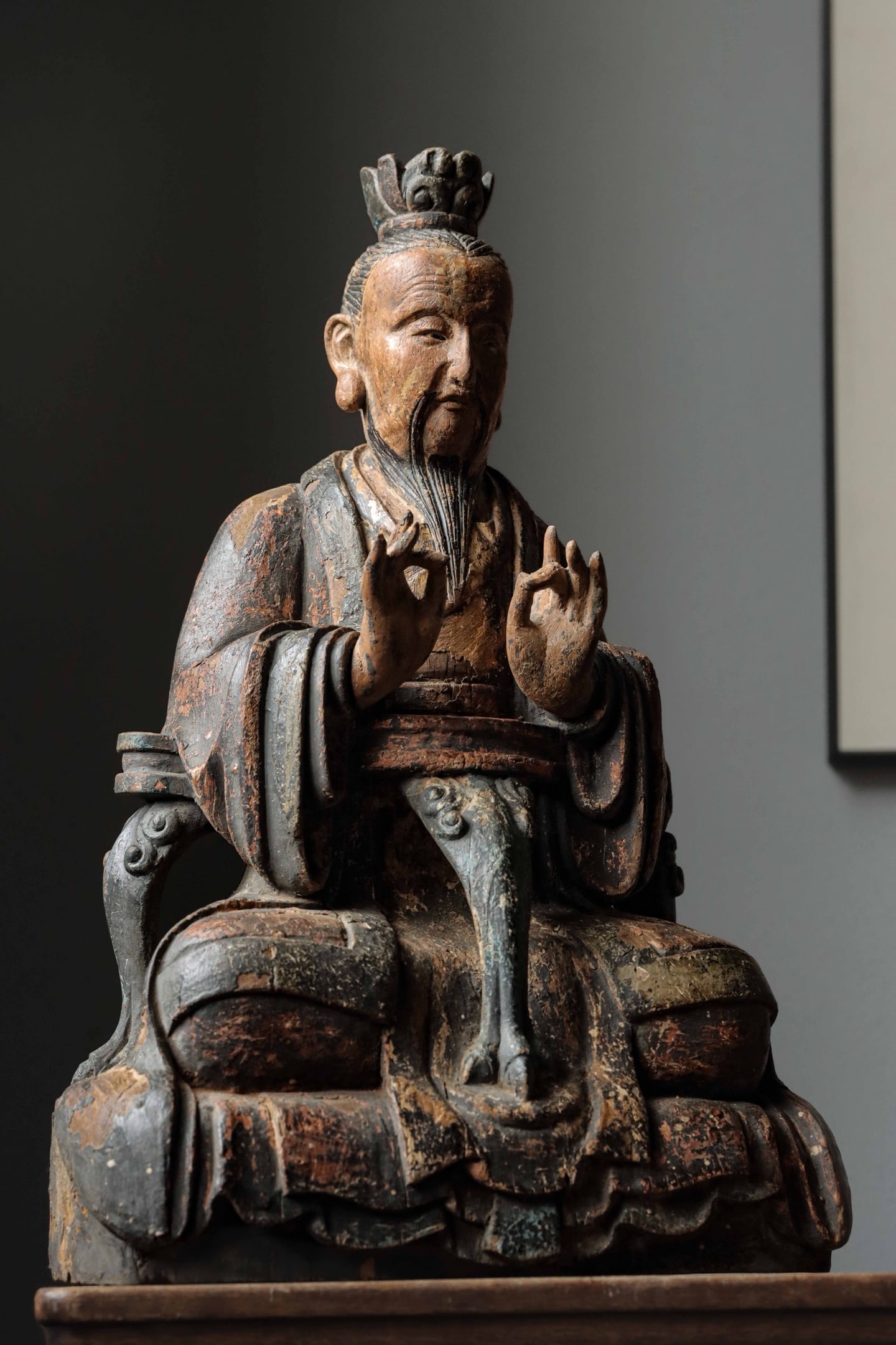 THE WOODBLOCK PAINTED SEATED STATUE OF LAOZI: THE WOODBLOCK PAINTED SEATED STATUE OF LAOZI (47 x 32 x 19cm)