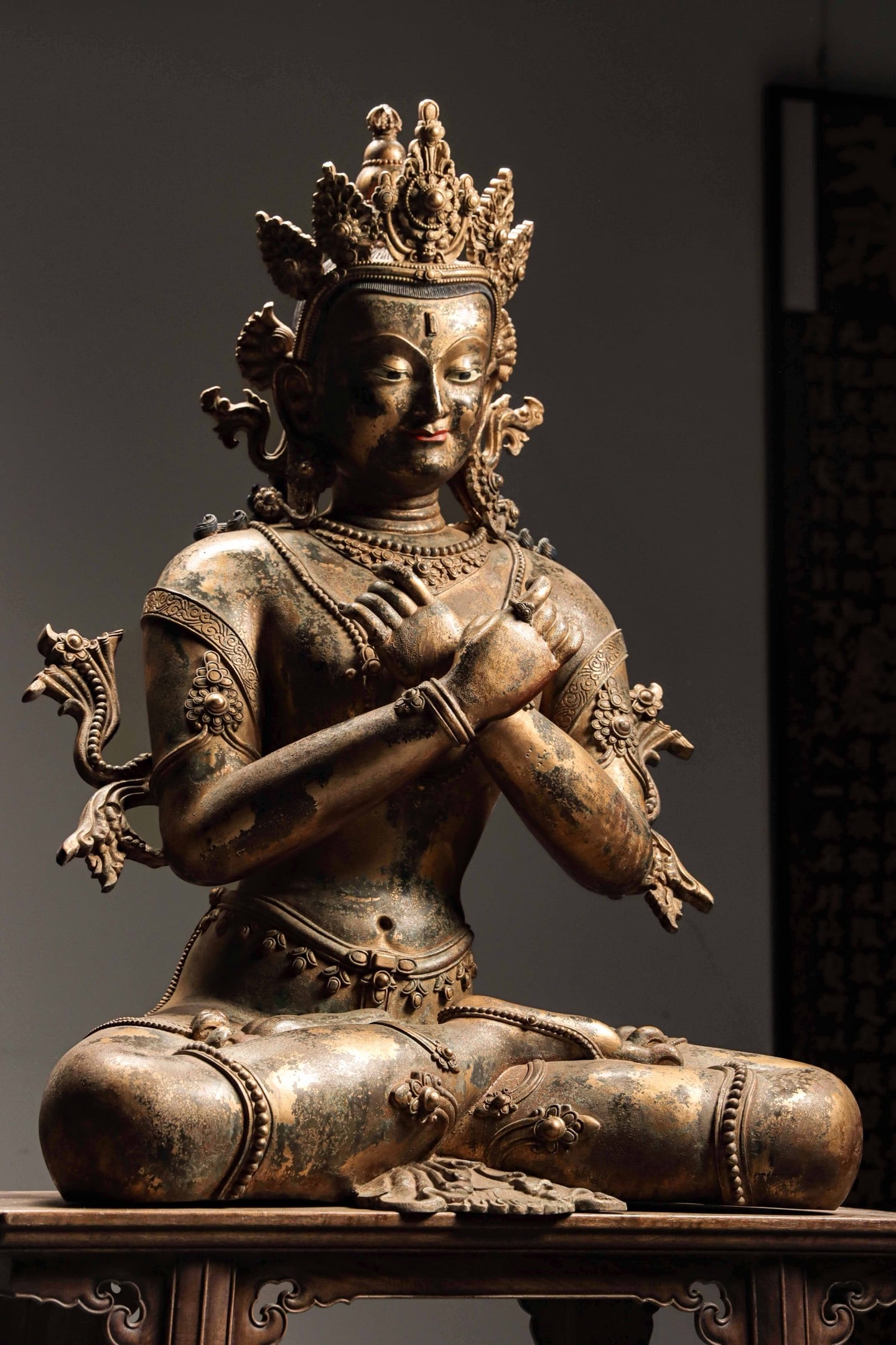 BRONZE GILT VAJRA MASTER STATUE: BRONZE GILT VAJRA MASTER STATUE (102 x 72 x 48cm,Weight:52300g)