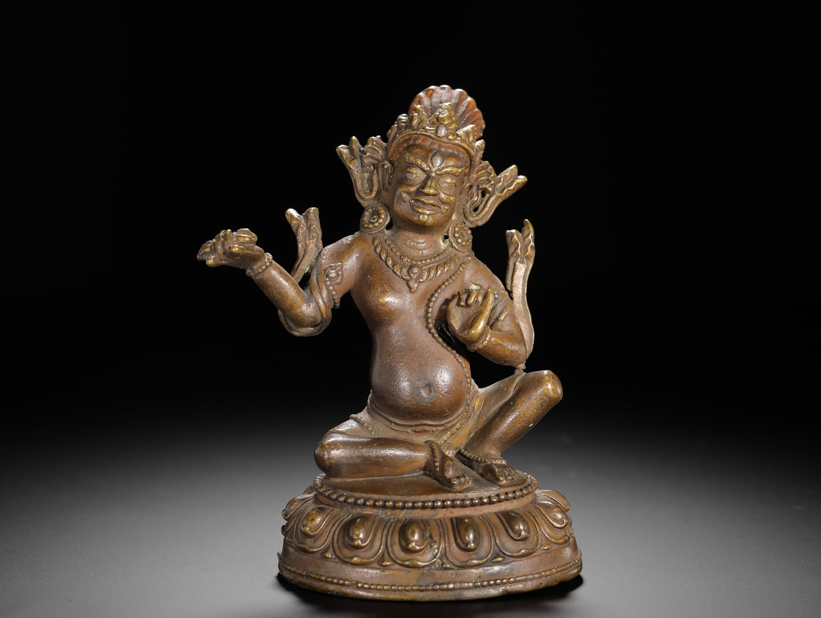 A SEATED BRONZE STATUE OF THE GOLDEN GOD OF WEALTH: A SEATED BRONZE STATUE OF THE GOLDEN GOD OF WEALTH (17 x 11.5cm,Weight:690g)