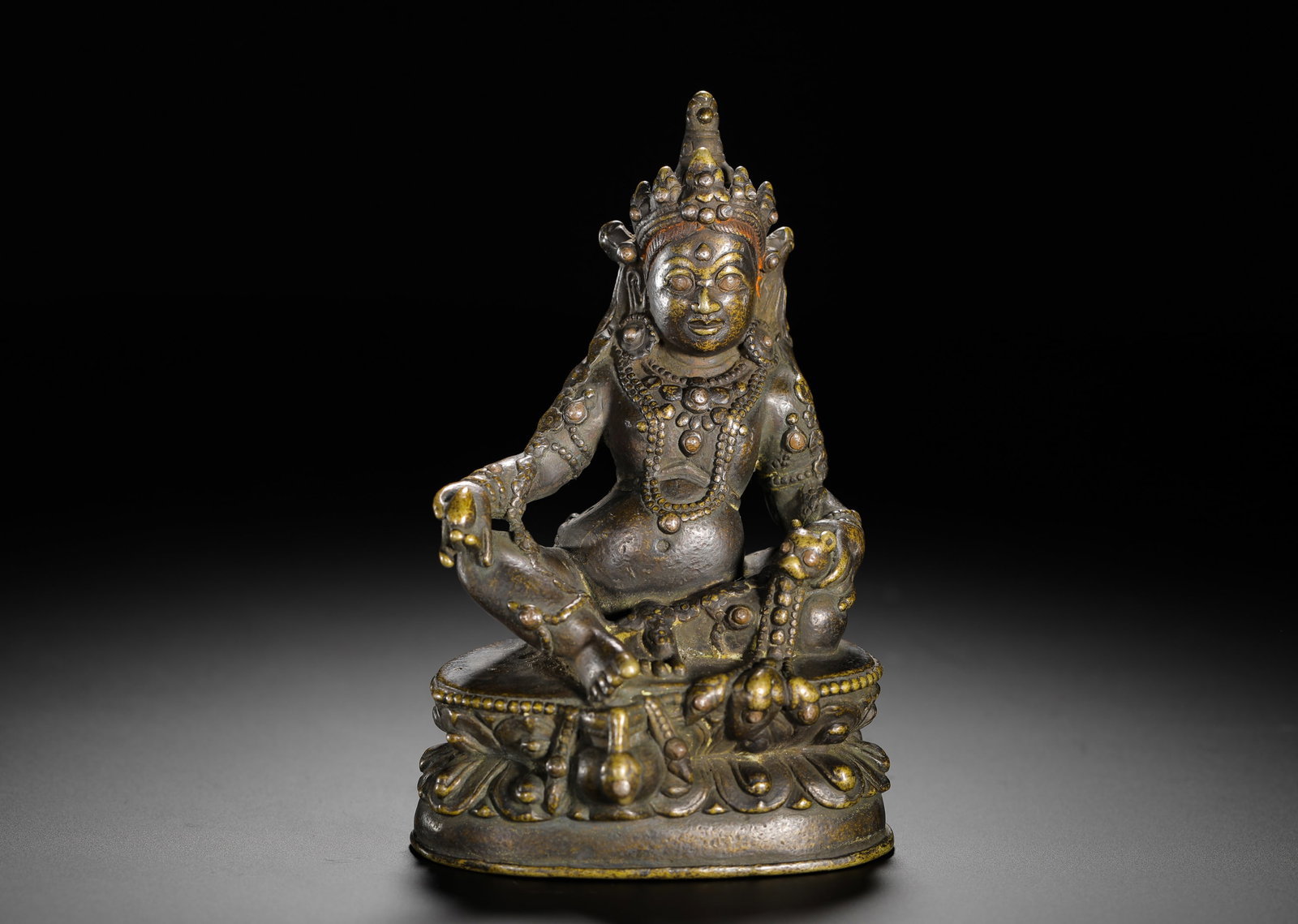 A SEATED BRONZE STATUE OF THE GOLDEN GOD OF WEALTH: A SEATED BRONZE STATUE OF THE GOLDEN GOD OF WEALTH (13.5 x 8.5cm,Weight:630g)