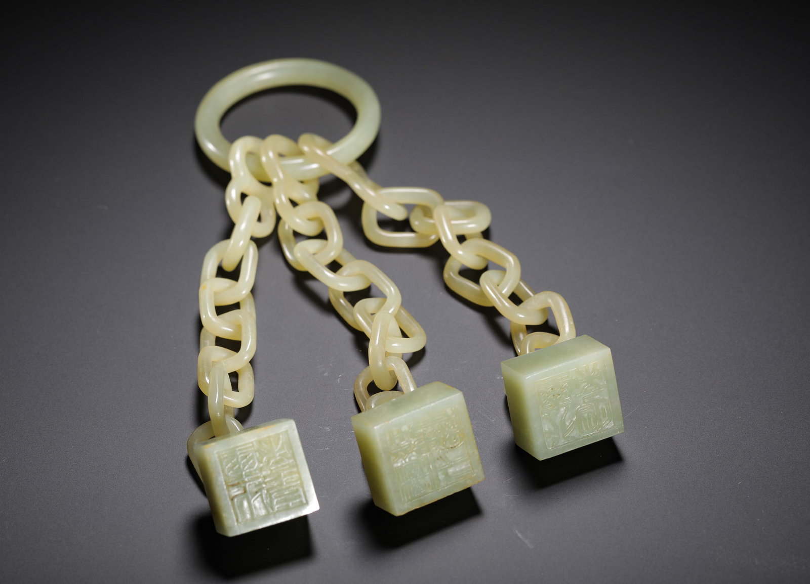 HETIAN JADE CHAINRING TRIPLE SEAL: HETIAN JADE CHAINRING TRIPLE SEAL (3 x 2.2cm,Weight:110g)
