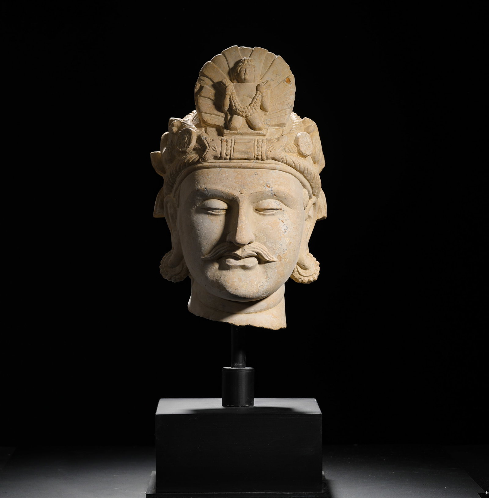 A 3TH-CENTURY STONE-CARVED GANDHARA HEAD: A 3TH-CENTURY STONE-CARVED GANDHARA HEAD (55 x 34 x 21cm,Weight:18690g)