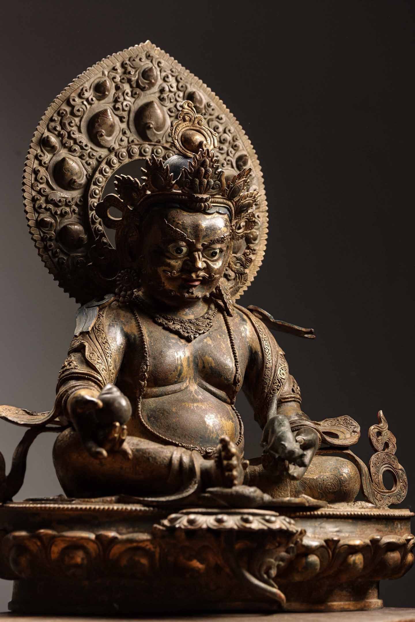 A GILDED BRONZE STATUE OF THE GOD OF WEALTH: A GILDED BRONZE STATUE OF THE GOD OF WEALTH (74 x 60 x 39cm,Weight:28250g)