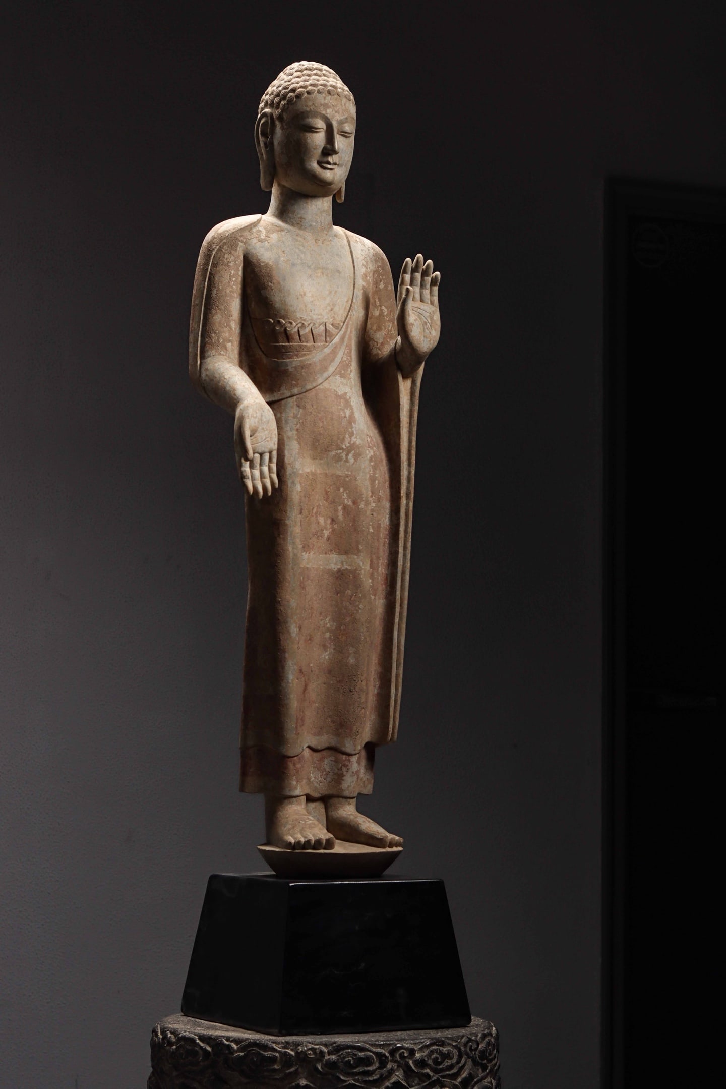 A STANDING STATUE OF BUDDHA IN QINGZHOU STONE: A STANDING STATUE OF BUDDHA IN QINGZHOU STONE (136 x 32.6 x 19cm)