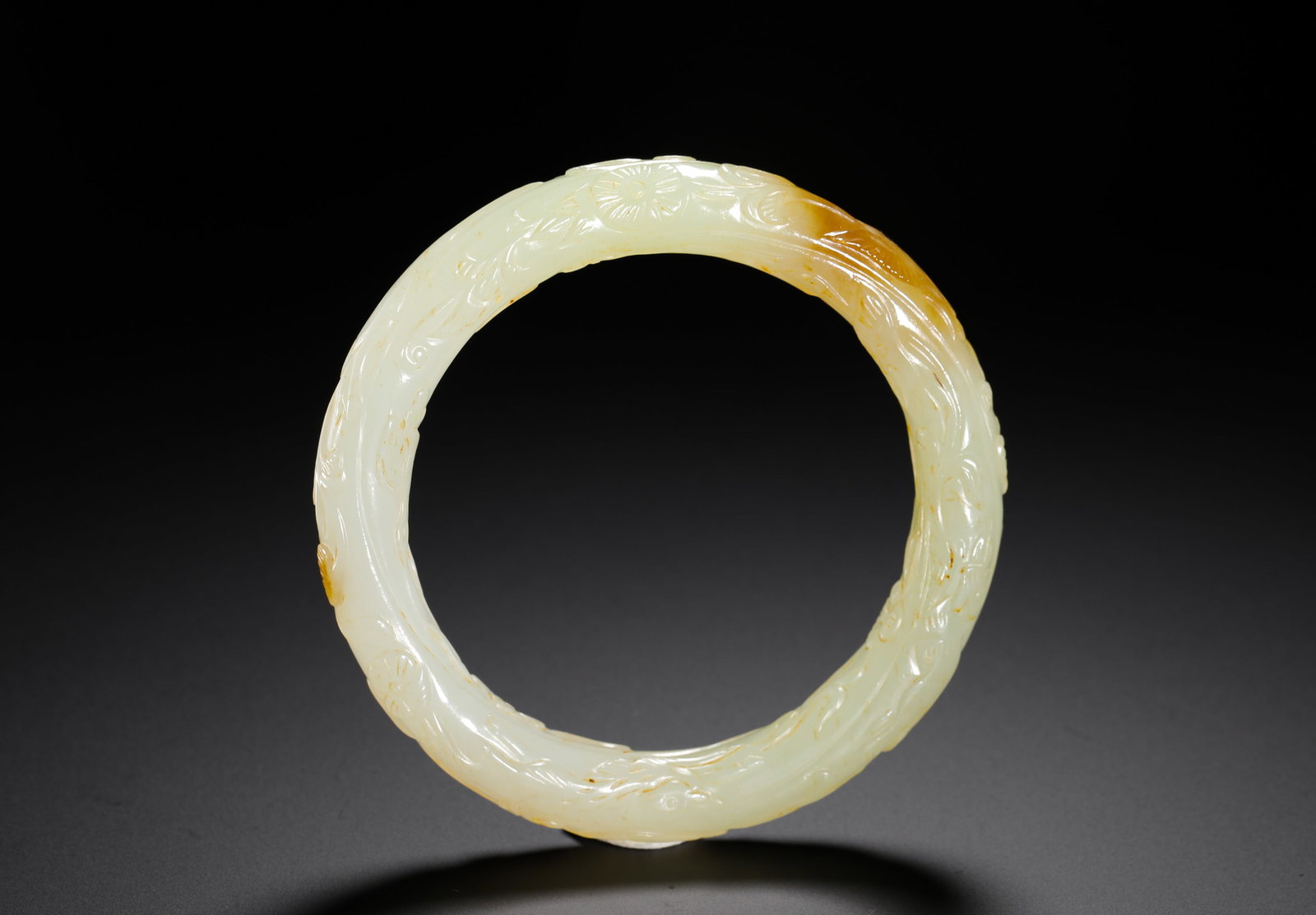 HETIAN WHITE JADE FLOWER-PATTERNED ROUND BRACELET: HETIAN WHITE JADE FLOWER-PATTERNED ROUND BRACELET (8 x 5.8cm,Weight:60g)