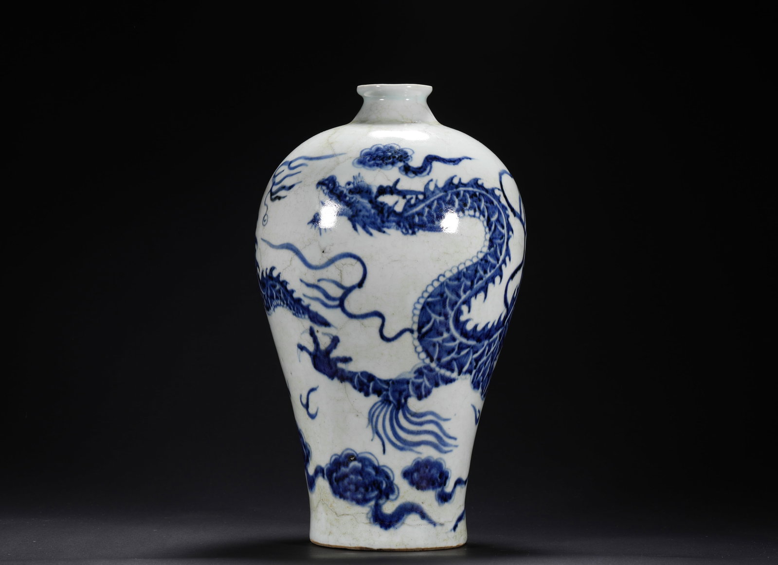 BLUE AND WHITE PORCELAIN VASE WITH DRAGON PATTERN: BLUE AND WHITE PORCELAIN VASE WITH DRAGON PATTERN (26 x 13cm)