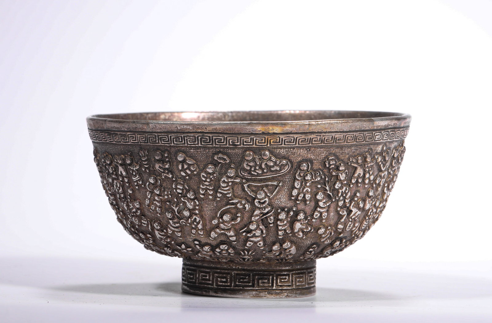 A SILVER-CARVED BOWL WITH A PICTURE OF A HUNDRED SONS: A SILVER-CARVED BOWL WITH A PICTURE OF A HUNDRED SONS (6.9 x 13cm,Weight:570g)