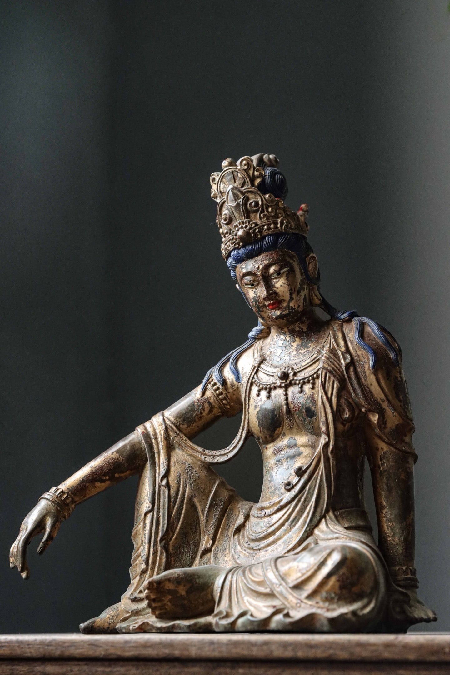 GILDED BRONZE STATUE OF THE FREE AND EASY GUANYIN: GILDED BRONZE STATUE OF THE FREE AND EASY GUANYIN (29 x 24 x 13cm,Weight:2600g)