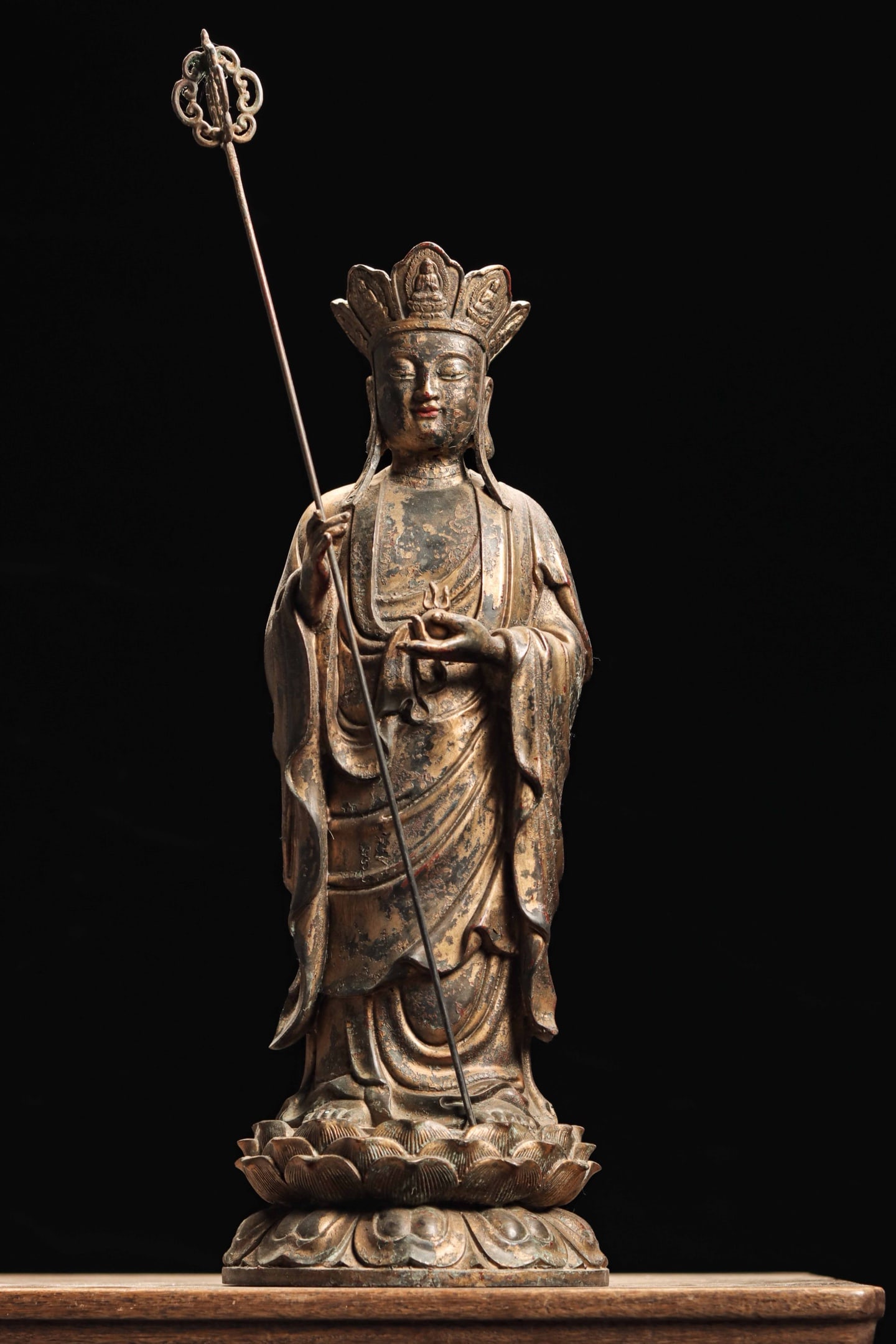 A GILDED BRONZE STATUE OF THE BODHISATTVA DI ZANG: A GILDED BRONZE STATUE OF THE BODHISATTVA DI ZANG (50 x 45 x 15.8cm,Weight:4700g)