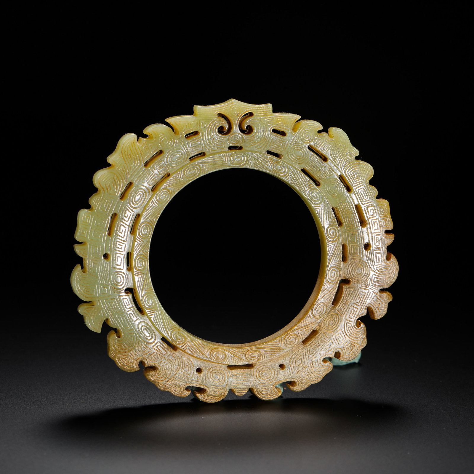 HETIAN JADE WITH A LOOPED TOOTH DISC: HETIAN JADE WITH A LOOPED TOOTH DISC (10 x 9.5cm,Weight:90g)
