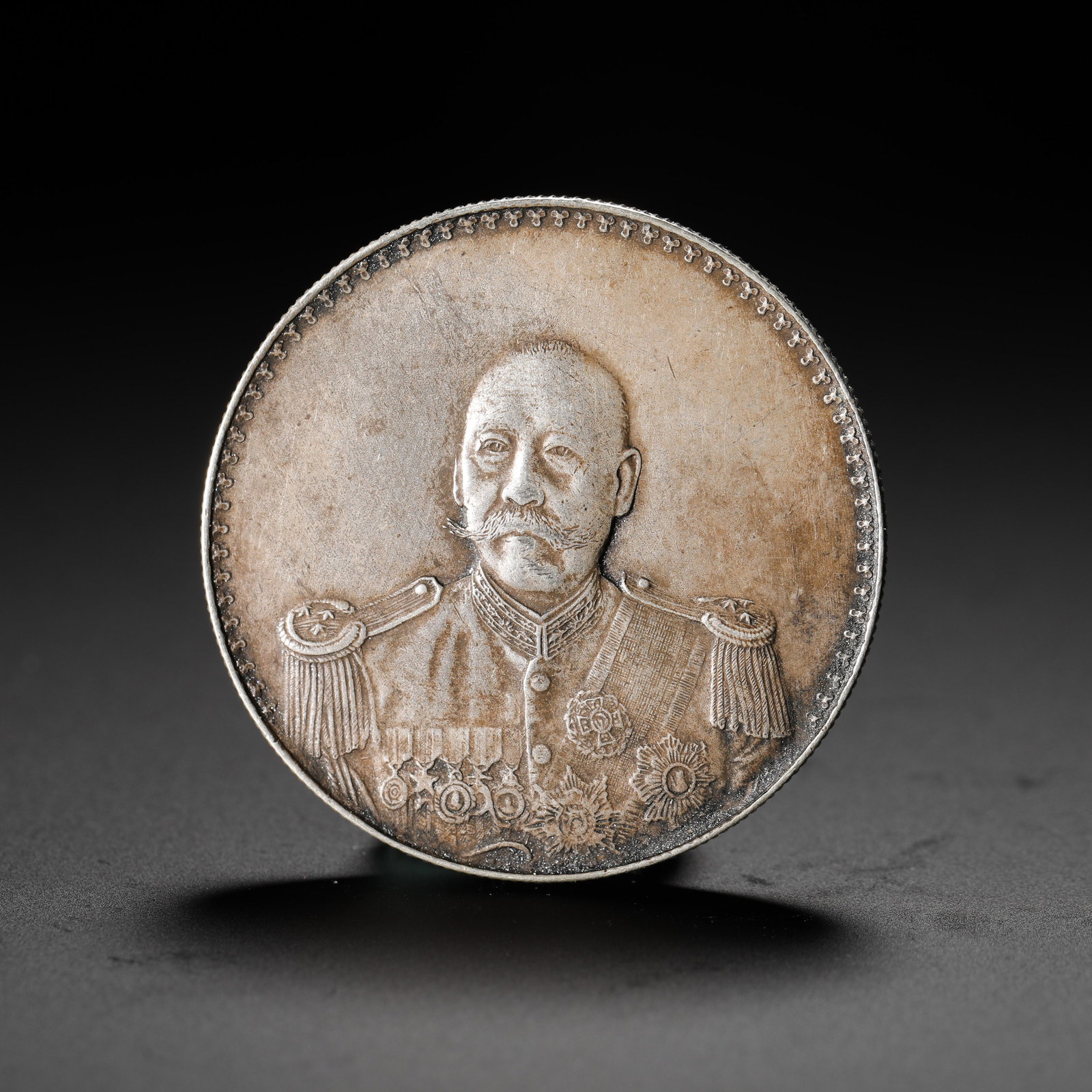 COMMEMORATIVE SILVER COIN OF CAO KUN IN MILITARY UNIFORM: COMMEMORATIVE SILVER COIN OF CAO KUN IN MILITARY UNIFORM (3.9cm,Weight:27g)