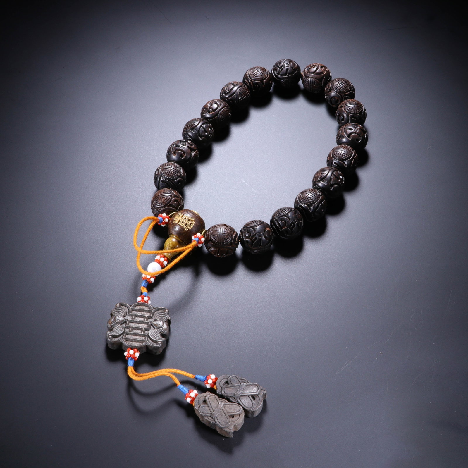 A CHINESE AGARWOOD 18-BEAD HAND MALA: A CHINESE AGARWOOD 18-BEAD HAND MALA (2cm)