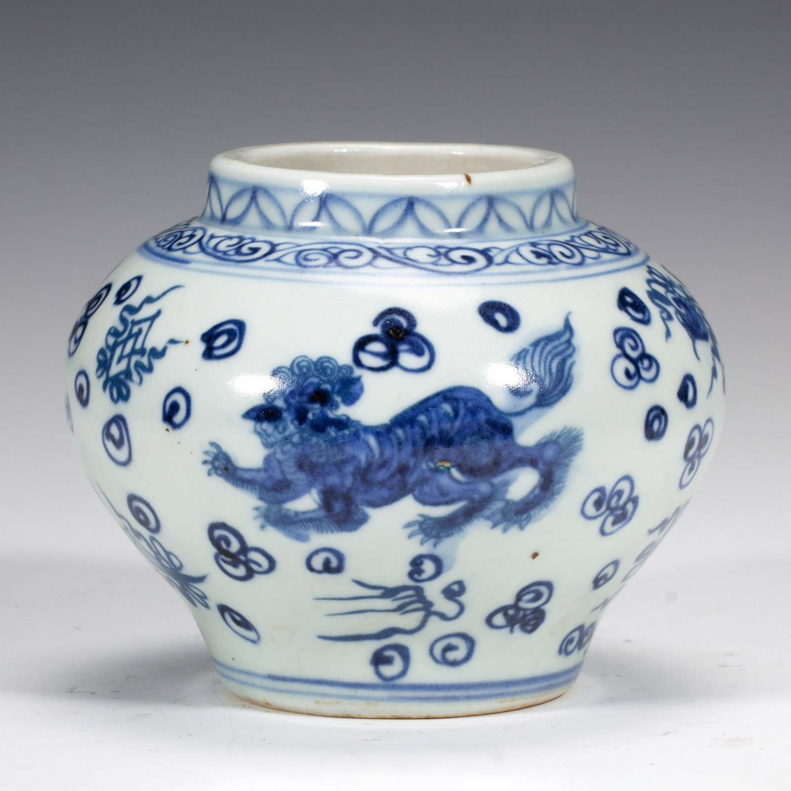A CHINESE BLUE AND WHITE LION JAR: A CHINESE BLUE AND WHITE LION JAR (12 x 12 x 9cm,Weight 400g)
