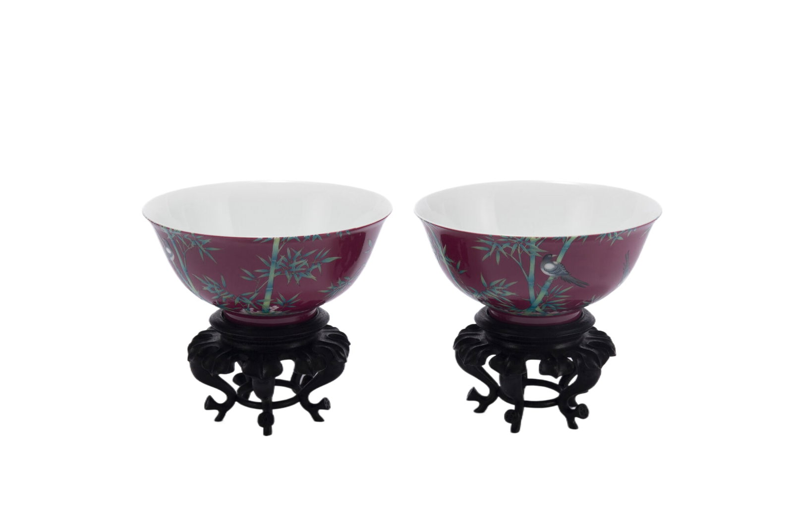 A PAIR OF ENAMEL FLOWER PORCELAIN BOWLS: A PAIR OF ENAMEL FLOWER PORCELAIN BOWLS (14.9 x 13.5cm)