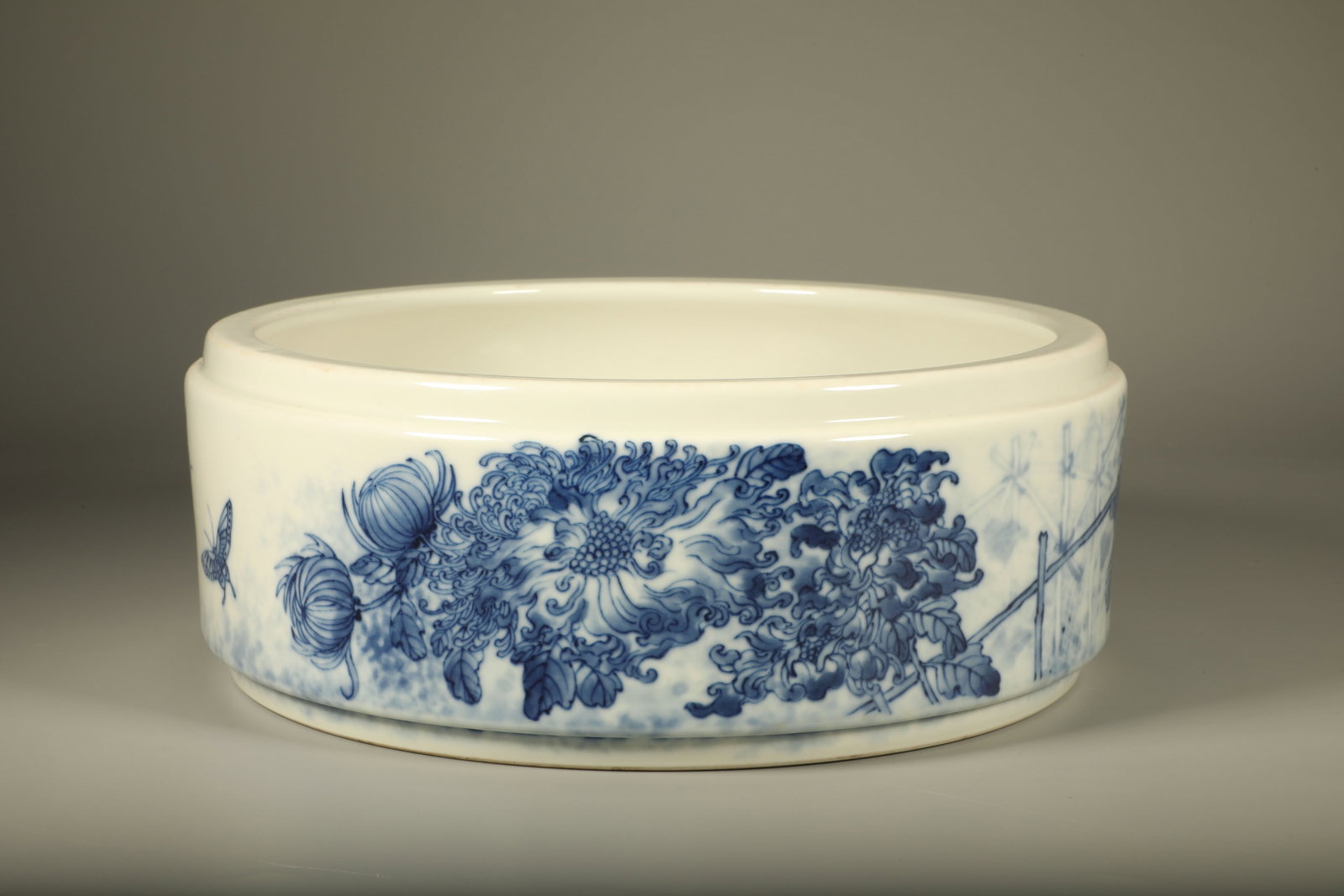 Blue and White Flower with Butterfly Pattern Porcelain Washer,Wang Bu Mark: Blue and White Flower with Butterfly Pattern Porcelain Washer,Wang Bu Mark (23 x 8.7cm)